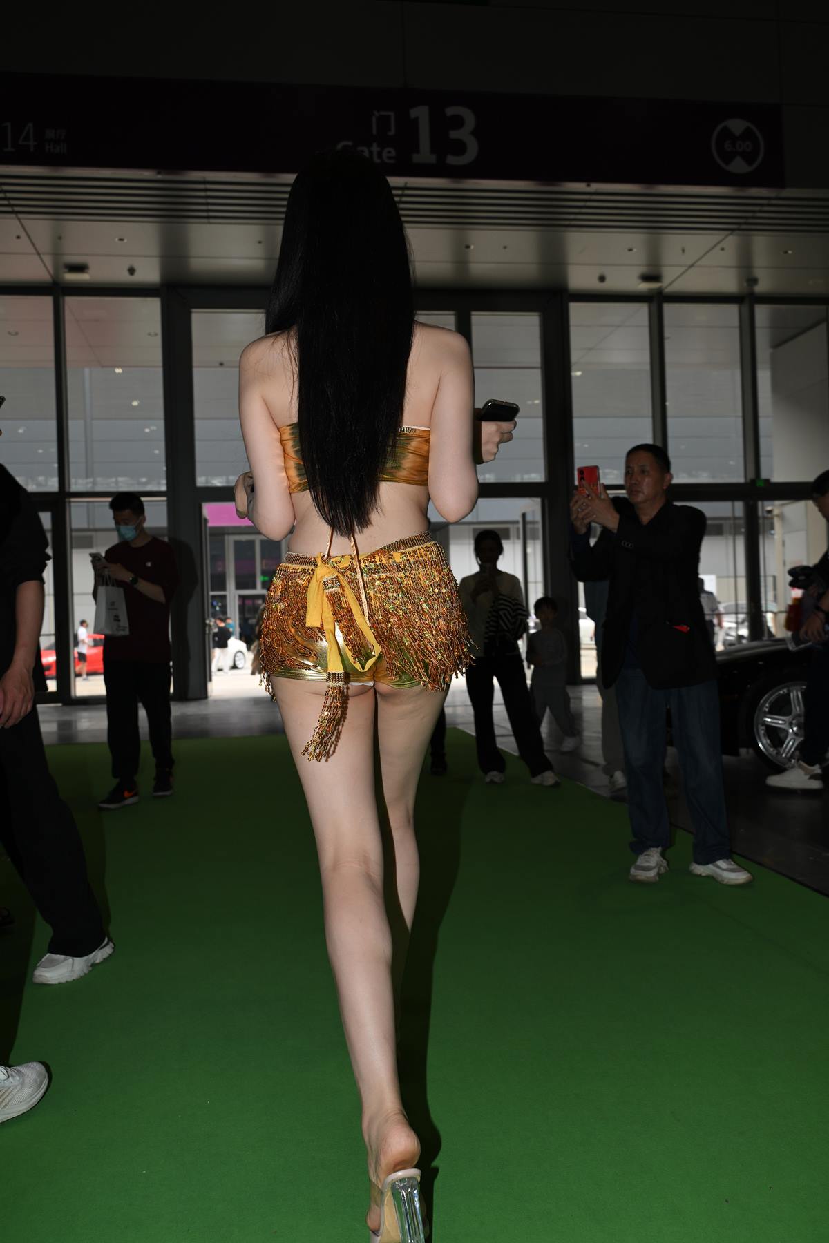 精选街拍作品 NO.5588 金色碎花[106P/240MB]插图1