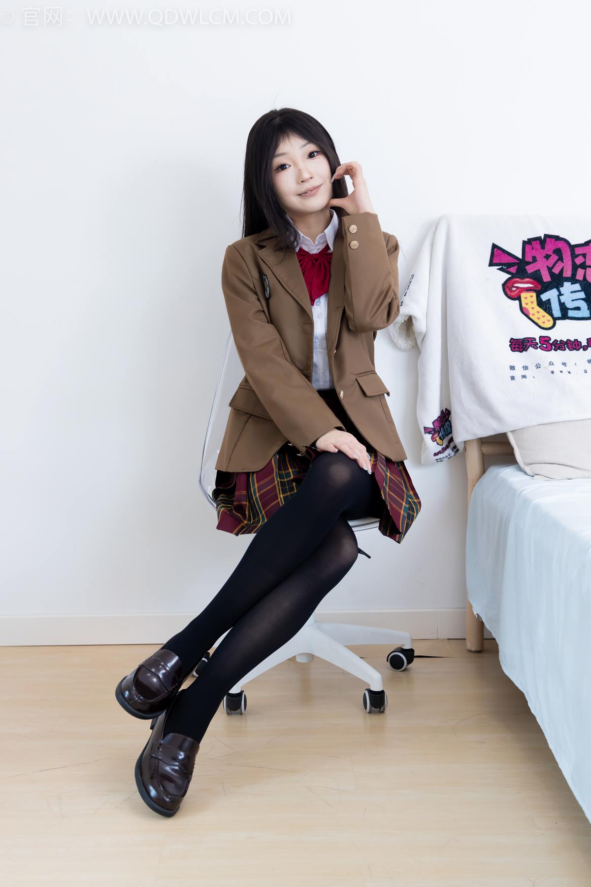 勿恋传媒 NO.2367 嘟嘟-皮鞋、厚黑丝、jk至服[165P/1V/3.81GB]插图2