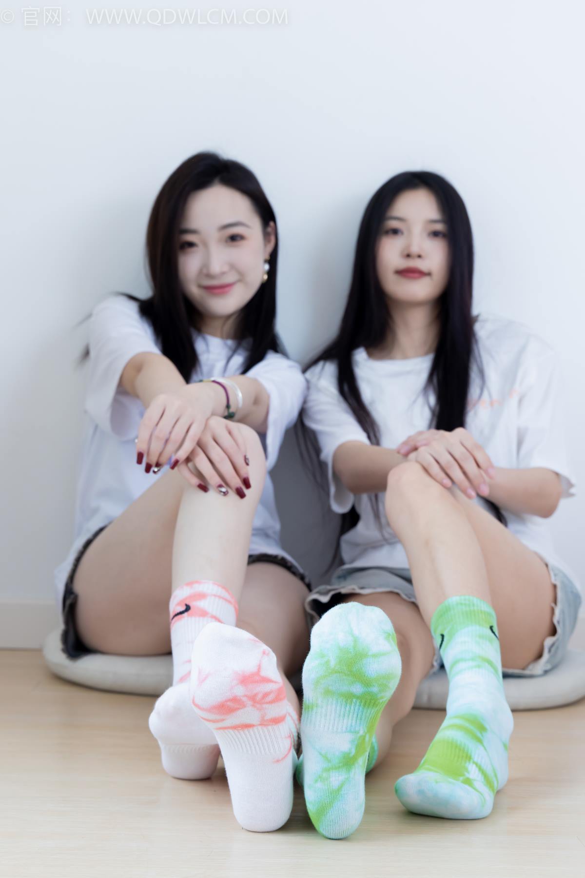 勿恋传媒 NO.2345 茯苓恬恬-两双板鞋、红棉袜、绿棉袜、裸足[165P/1V/5.50GB]插图2