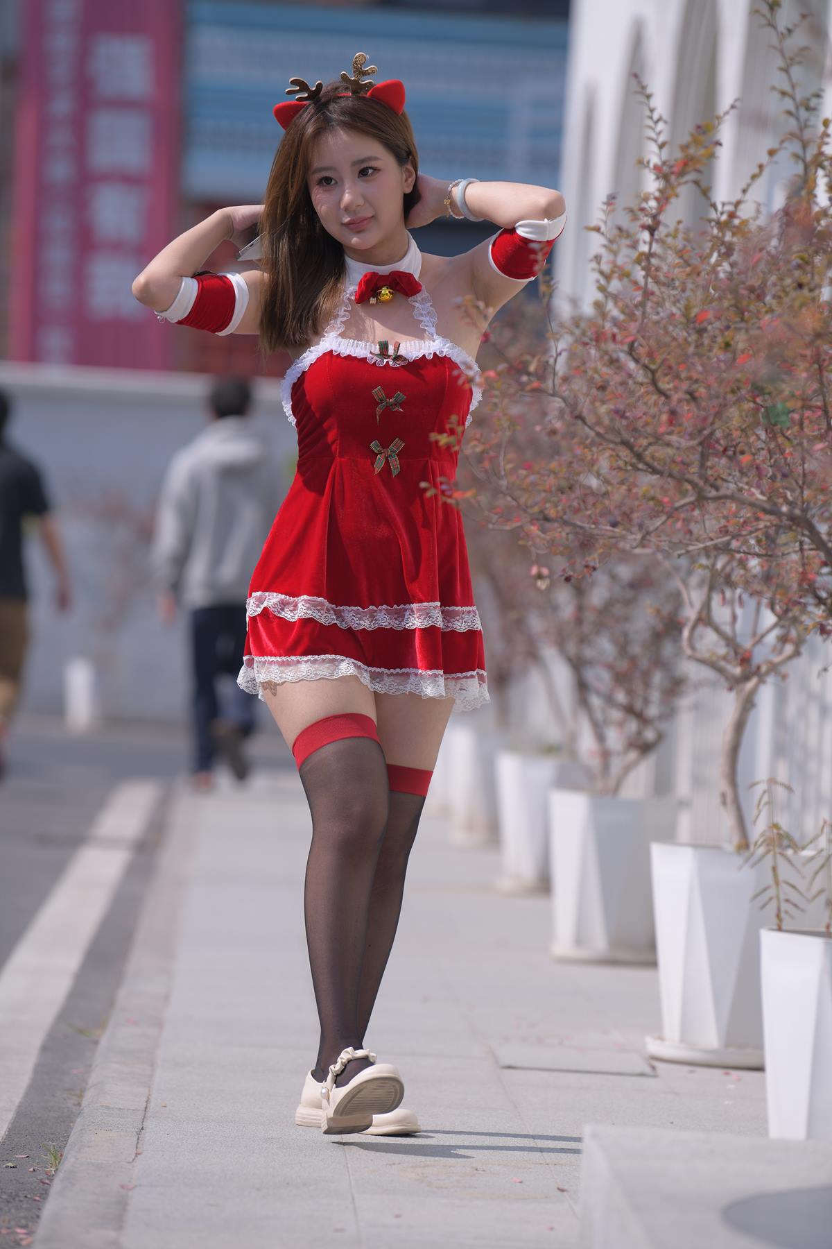 精选街拍作品 NO.5531 一始街拍作品 – 圣诞美眉-puls[730P/1.42GB]插图1