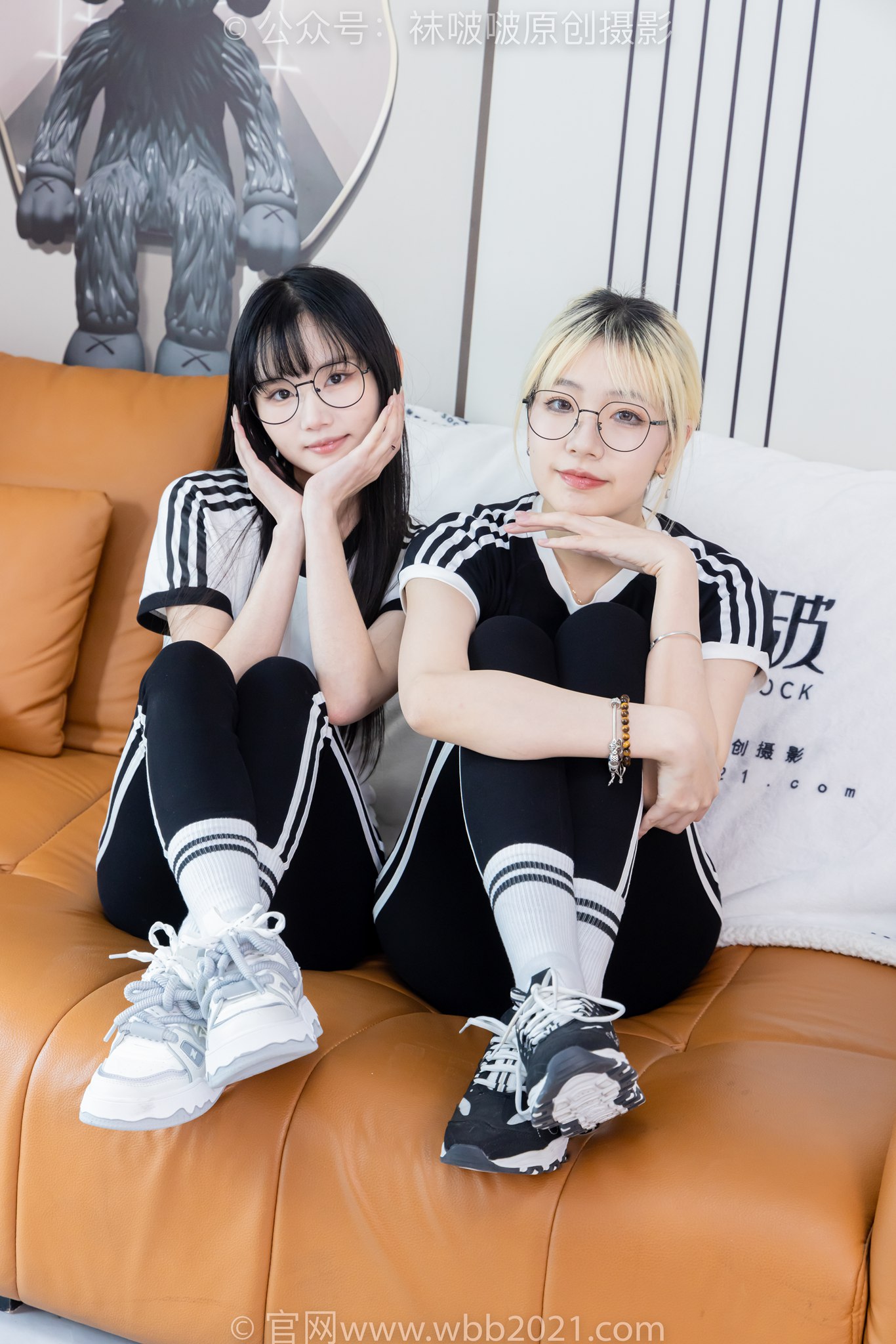 袜啵啵555期：小甜豆甜甜圈-板鞋、运动鞋、白棉袜、裸足、互相用手和羽毛挠脚剧情[154P/1V/7.17G]插图3