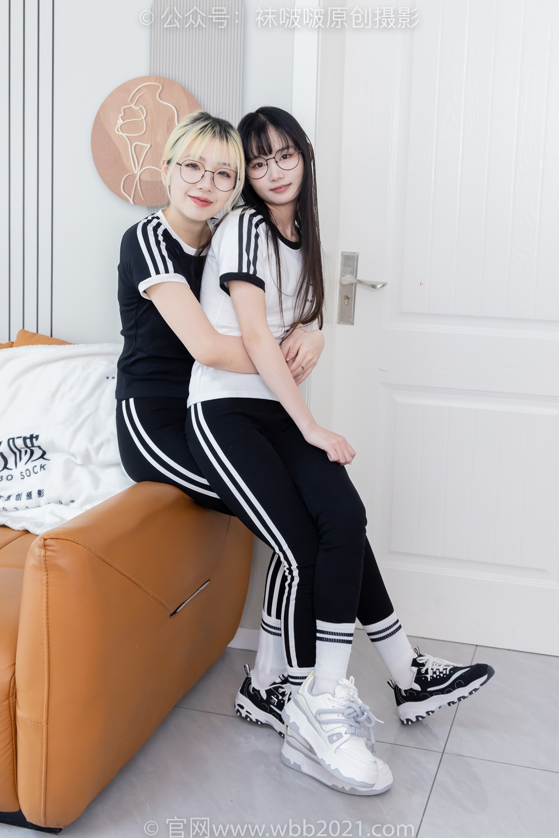 袜啵啵555期：小甜豆甜甜圈-板鞋、运动鞋、白棉袜、裸足、互相用手和羽毛挠脚剧情[154P/1V/7.17G]插图7