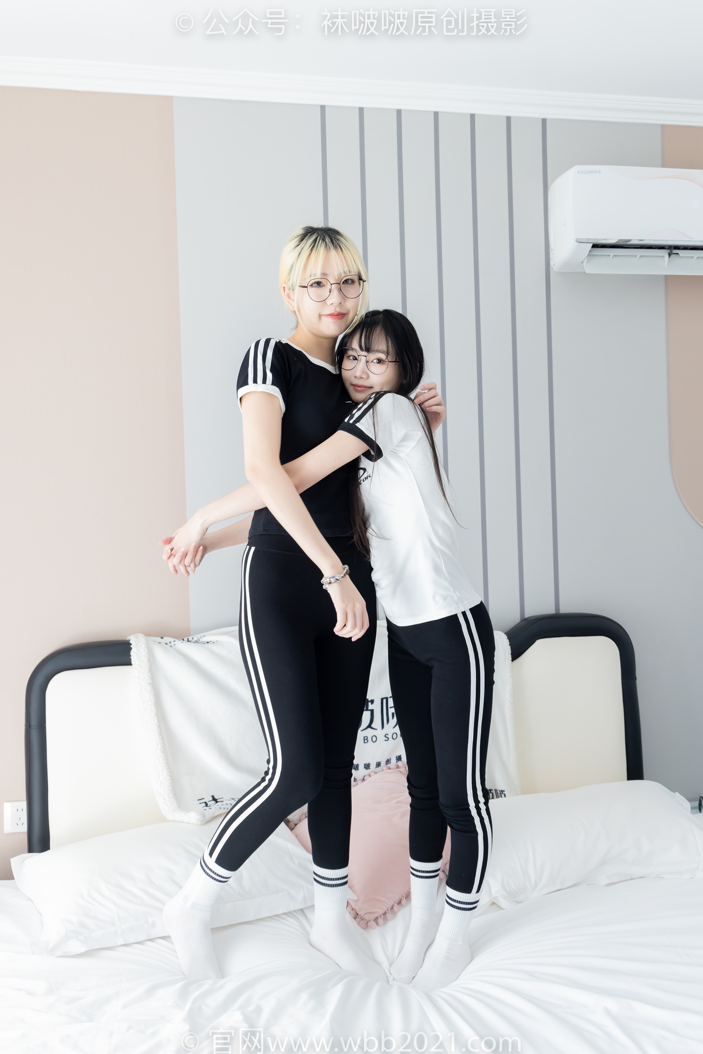 袜啵啵555期：小甜豆甜甜圈-板鞋、运动鞋、白棉袜、裸足、互相用手和羽毛挠脚剧情[154P/1V/7.17G]插图4