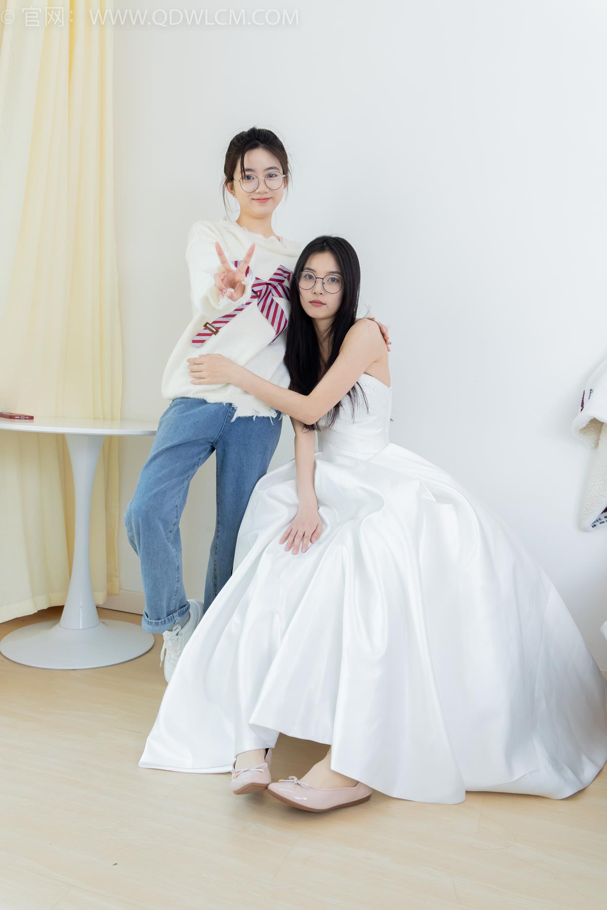 勿恋传媒 NO.2370 茯苓&欢欢-平底鞋、板鞋、厚肉丝、灰色棉袜、薄肉丝[150P/1V/4.88GB]插图3