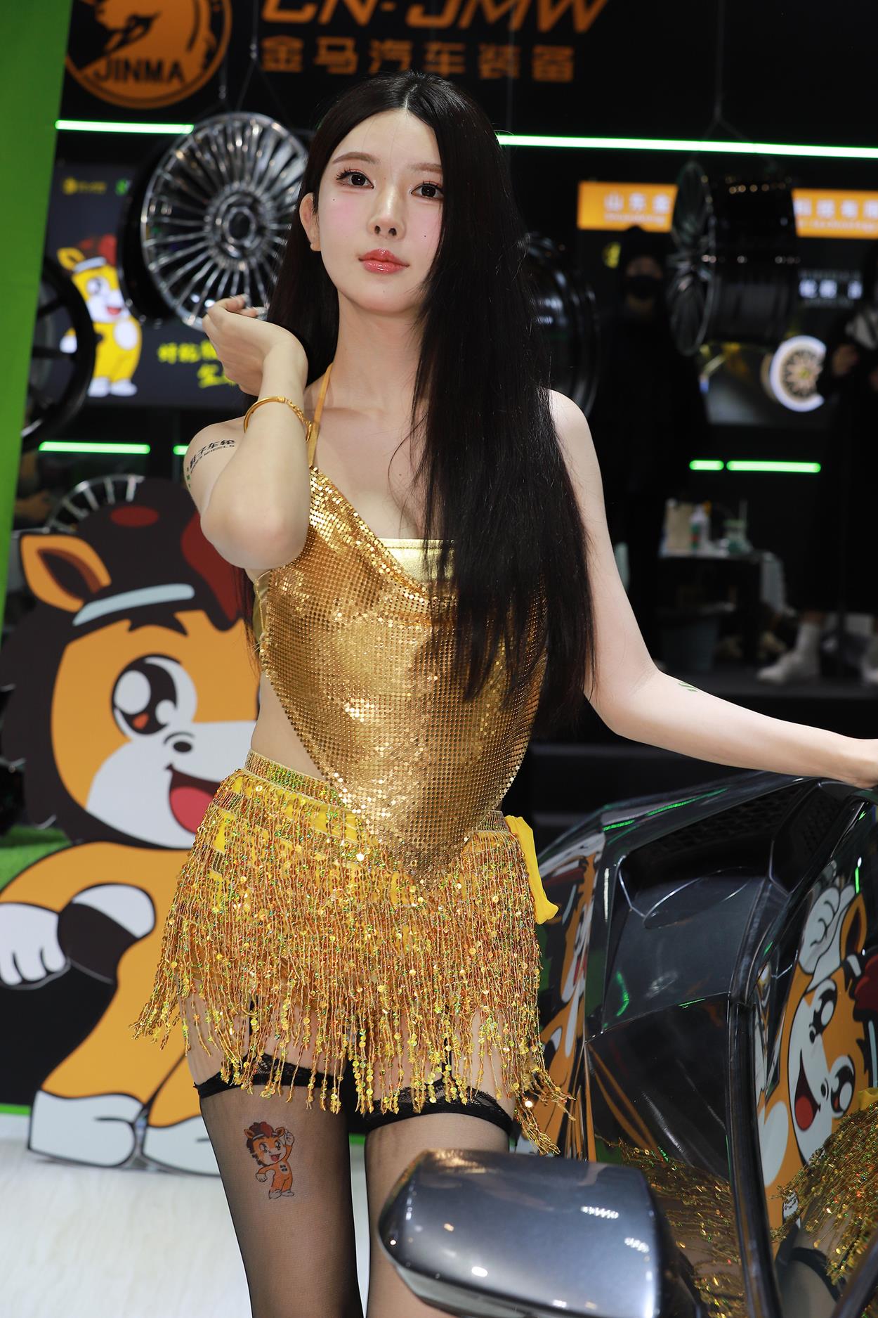 精选街拍作品 NO.5616 金色碎花套装[76P/147MB]插图