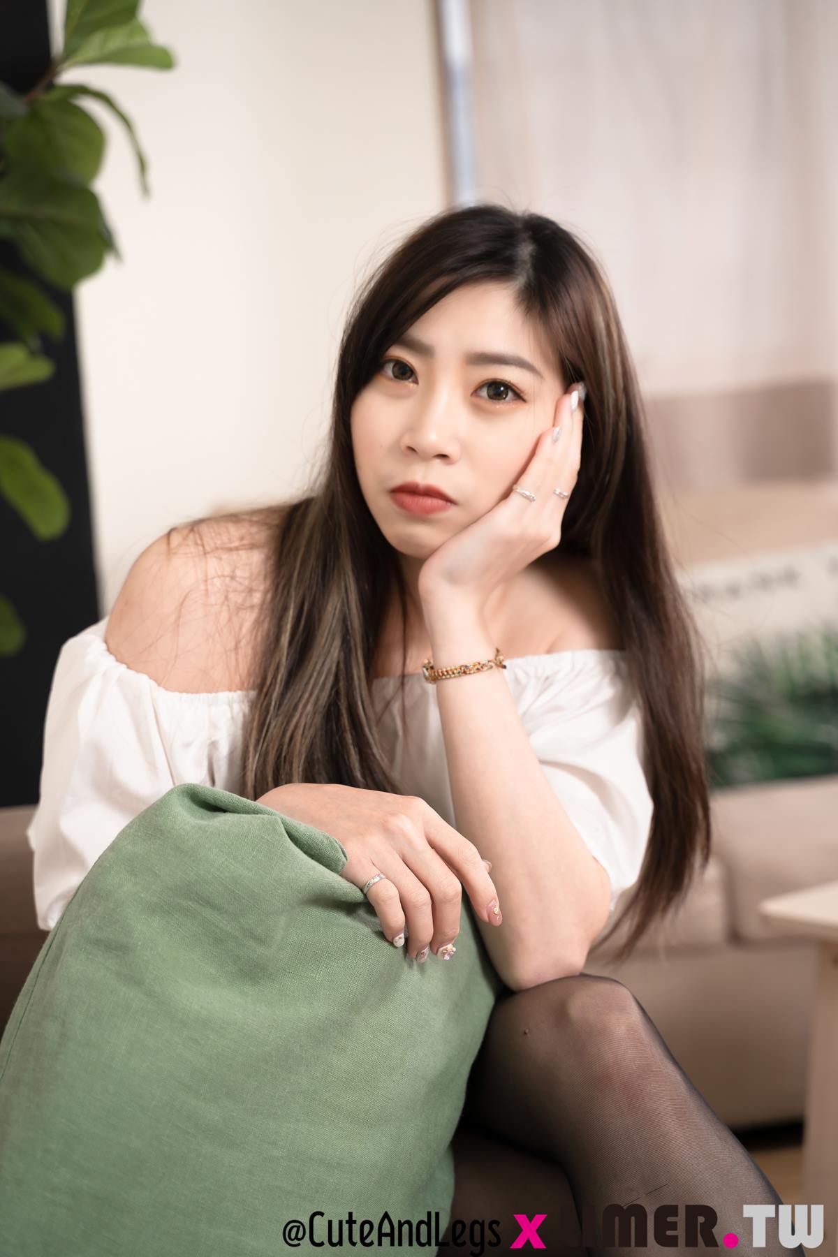 Limerence 101 Quintina 甜心女友的小白鞋黑色丝袜脚 [133P/1V/2.43G]插图2