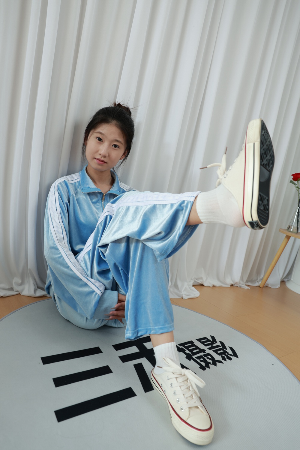 三禾摄影301期 小涵丝绒运动套装白棉袜裸足[337P/1V/2.64G]插图2