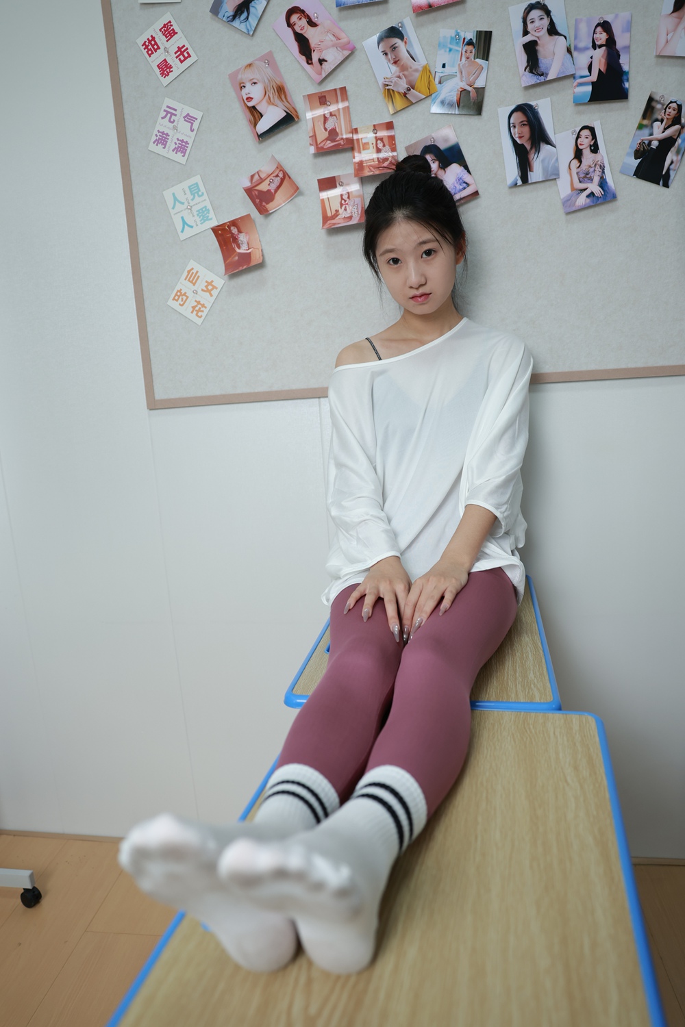 三禾摄影308期小涵粉色瑜伽裤白棉袜裸足[404P/1V/4G]插图1