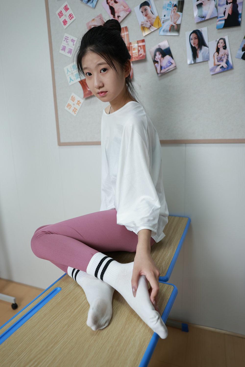 三禾摄影308期小涵粉色瑜伽裤白棉袜裸足[404P/1V/4G]插图5