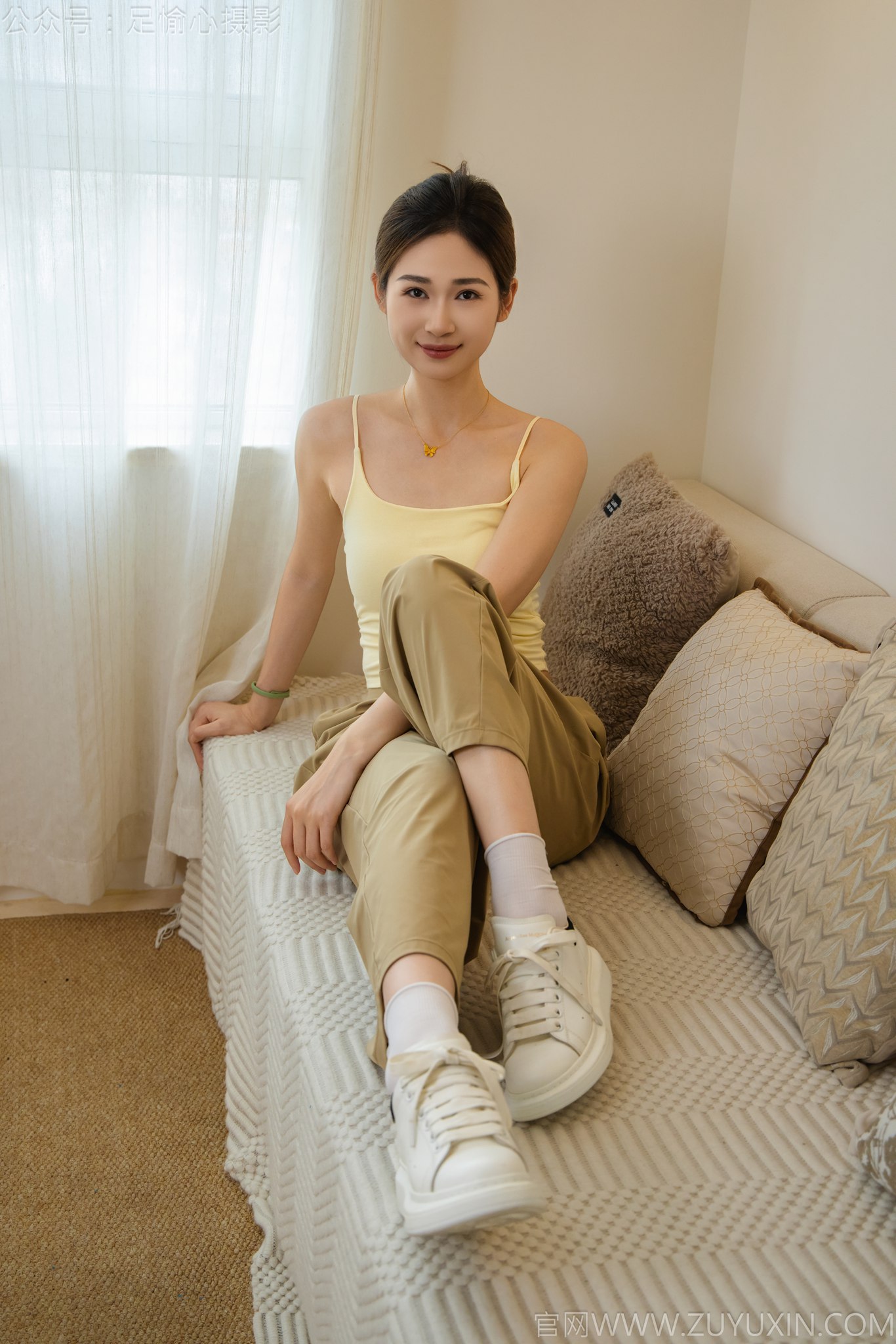 足愉心摄影 第52期：模特沐晴（搭配：白色吊带、棕色长裤、白色丝袜、运动鞋、裸足）[115P/2V/13.9G]插图4