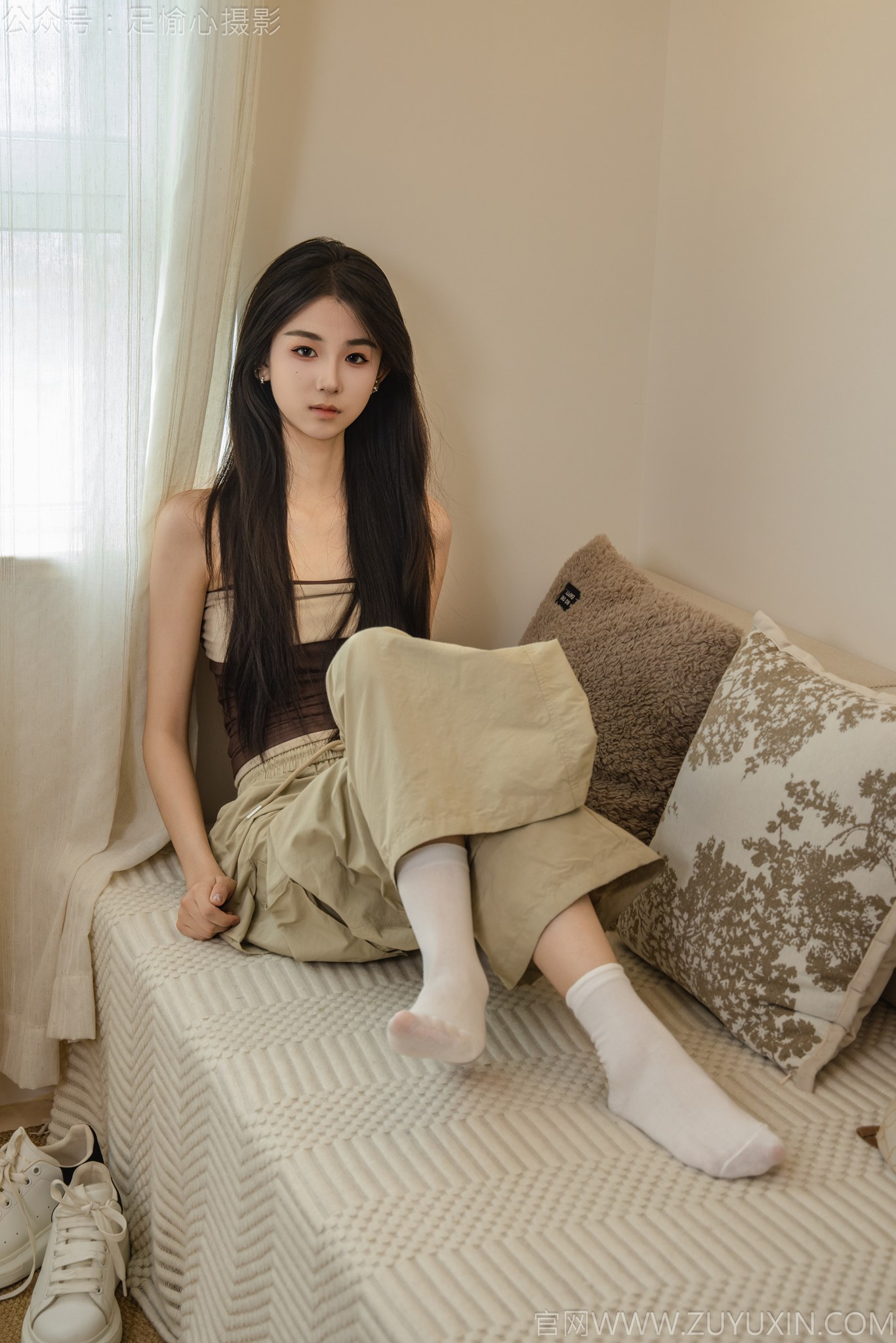 足愉心摄影第53期：模特小瑶（搭配：棕色抹胸、工装裤、白棉袜、滑板鞋、裸足）[120P/1V/11.7G]插图5