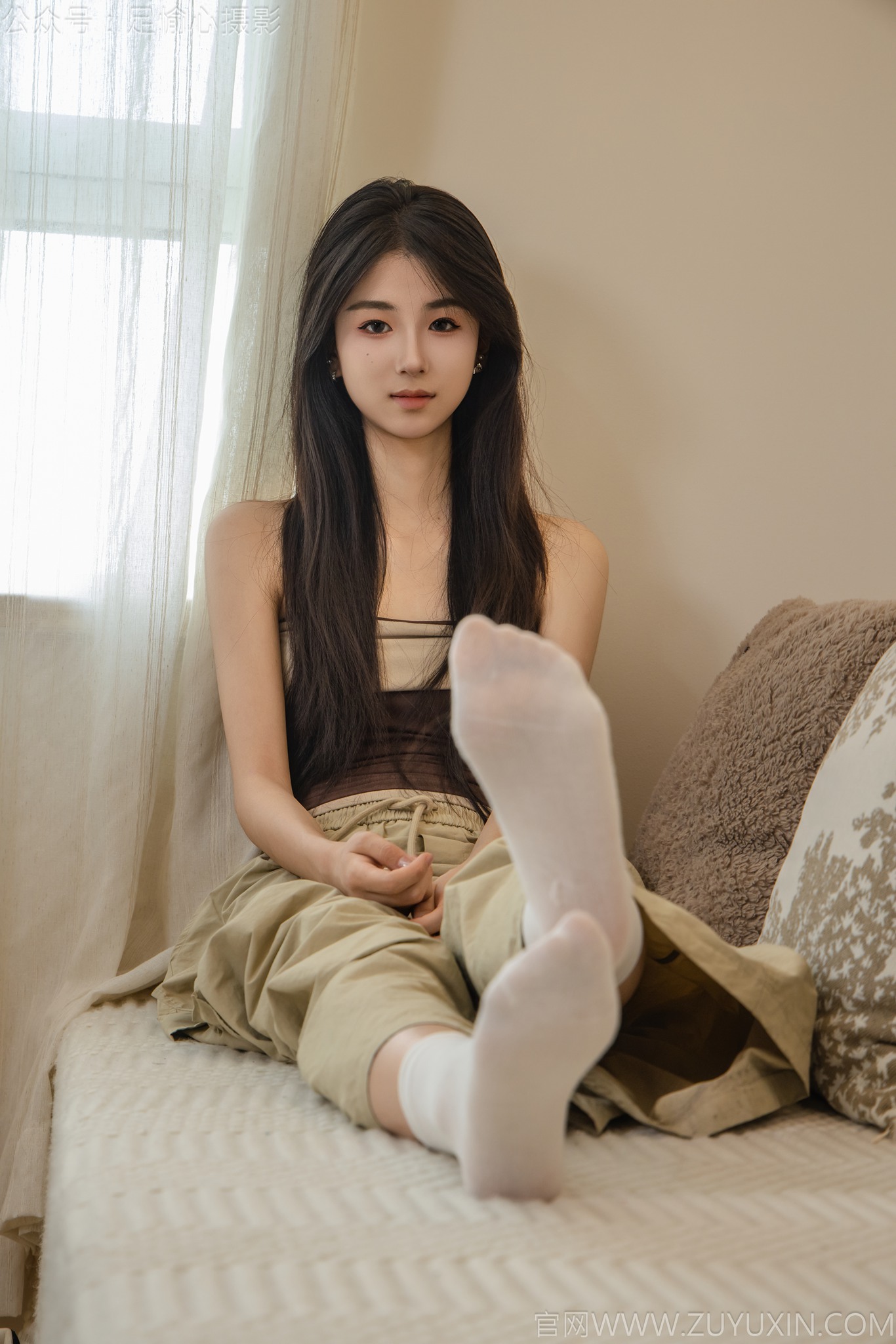 足愉心摄影第53期：模特小瑶（搭配：棕色抹胸、工装裤、白棉袜、滑板鞋、裸足）[120P/1V/11.7G]插图2