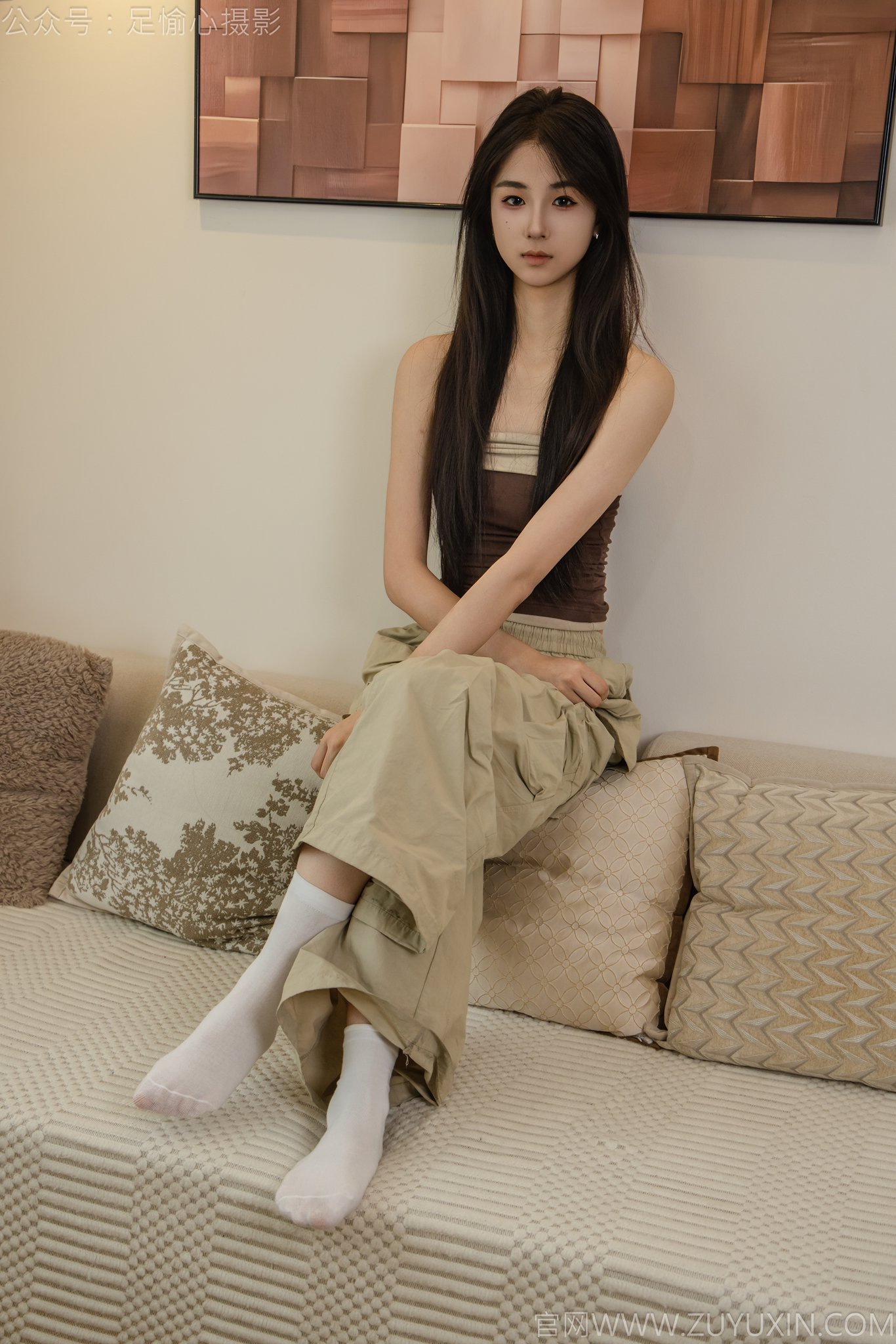 足愉心摄影第53期：模特小瑶（搭配：棕色抹胸、工装裤、白棉袜、滑板鞋、裸足）[120P/1V/11.7G]插图3