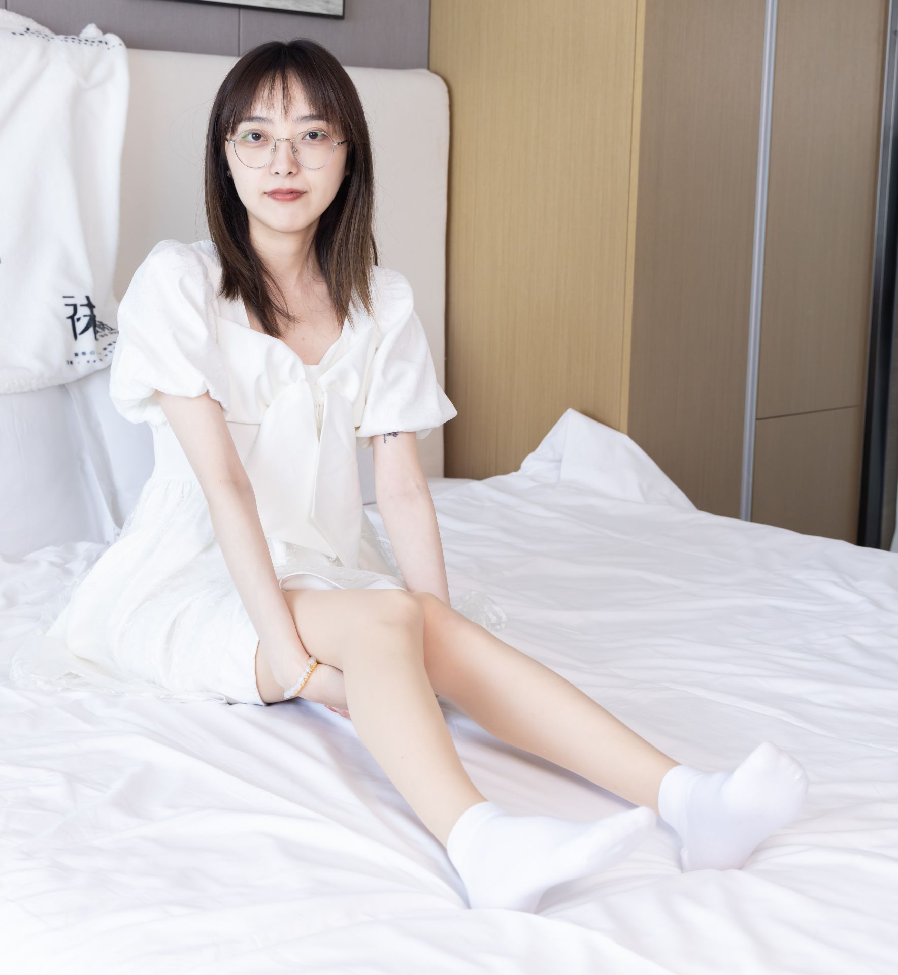 袜啵啵574期：稚予-板鞋、白棉袜、薄肉丝（脚尖透明款）[150/1V/5.38GB]插图3