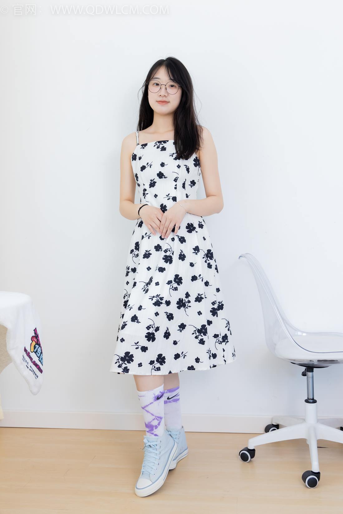 勿恋传媒 NO.2403 小椿-帆布鞋、白紫棉袜、裸足[155P/1V/3.55GB]插图1