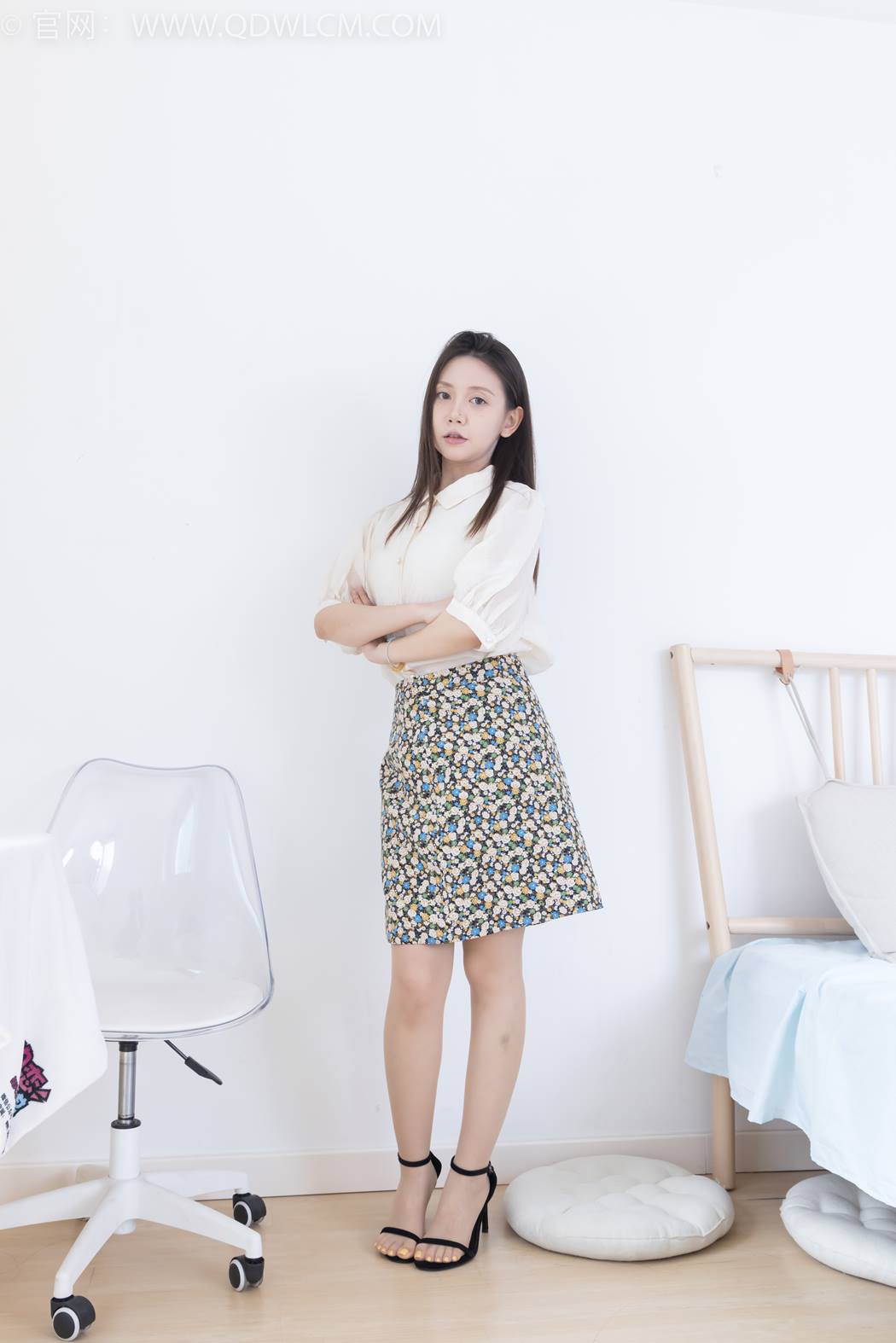 勿恋传媒 NO.2409 小曦-三双高跟鞋、薄肉丝、裸足[155P/1V/5.73GB]插图1