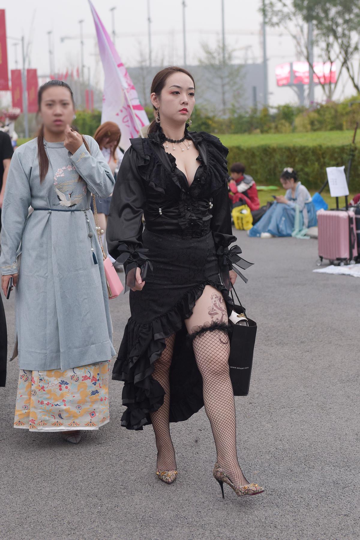 精选街拍作品 NO.5825 复古裙时尚黑网[68P/156MB]插图3