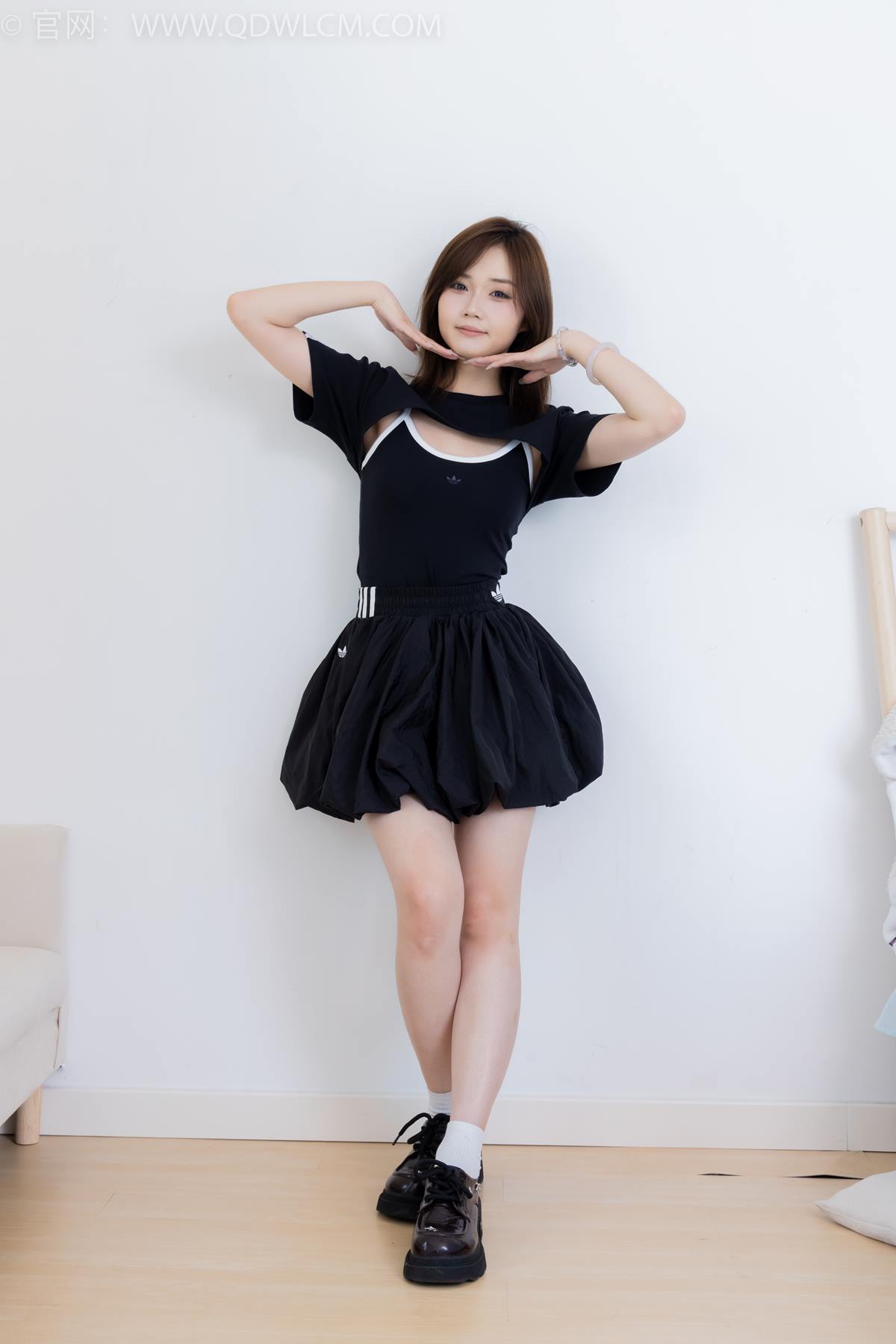 勿恋传媒 NO.2392 橙子-皮鞋、白棉袜、裸足[150P/1V/3.45GB]插图3