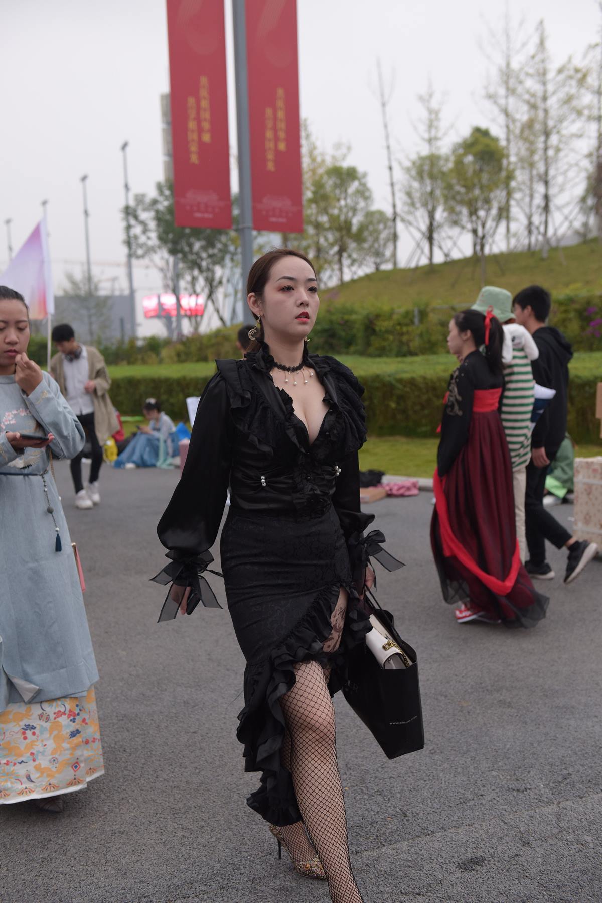 精选街拍作品 NO.5825 复古裙时尚黑网[68P/156MB]插图