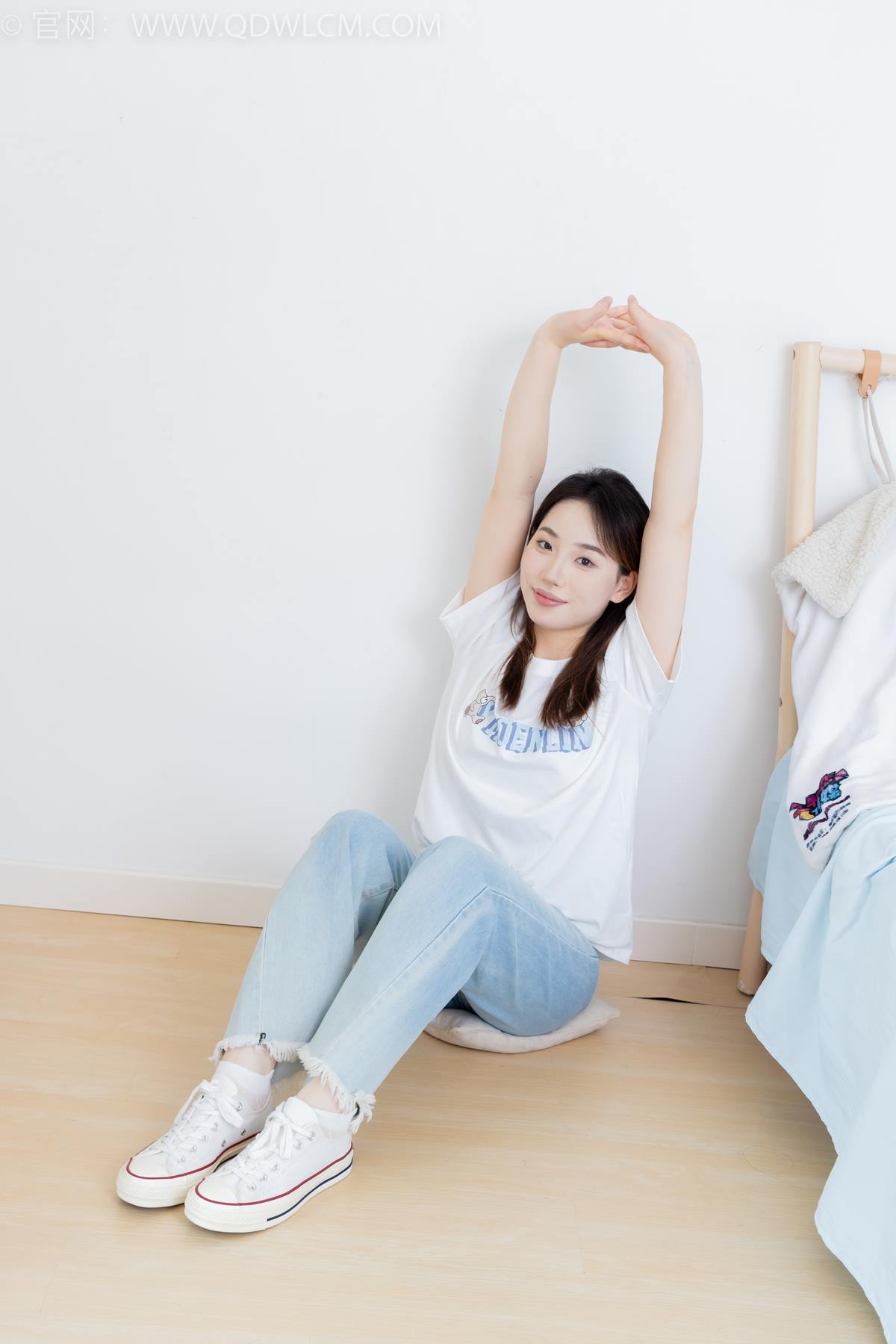 勿恋传媒 NO.2390 荔枝-帆布鞋、短白棉袜、裸足[150P/1V/3.66GB]插图2