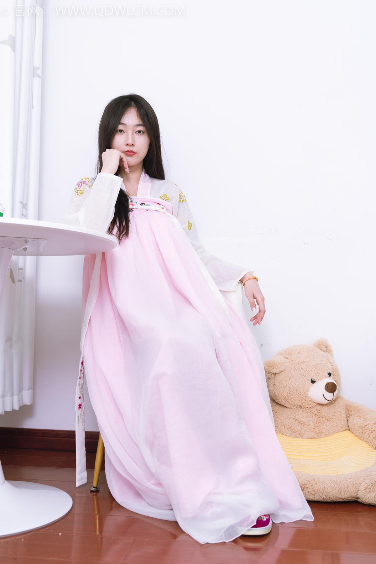 勿恋传媒 NO.2397 美兔-汉服、布鞋、粉色棉袜[150P/1V/3.88GB]插图