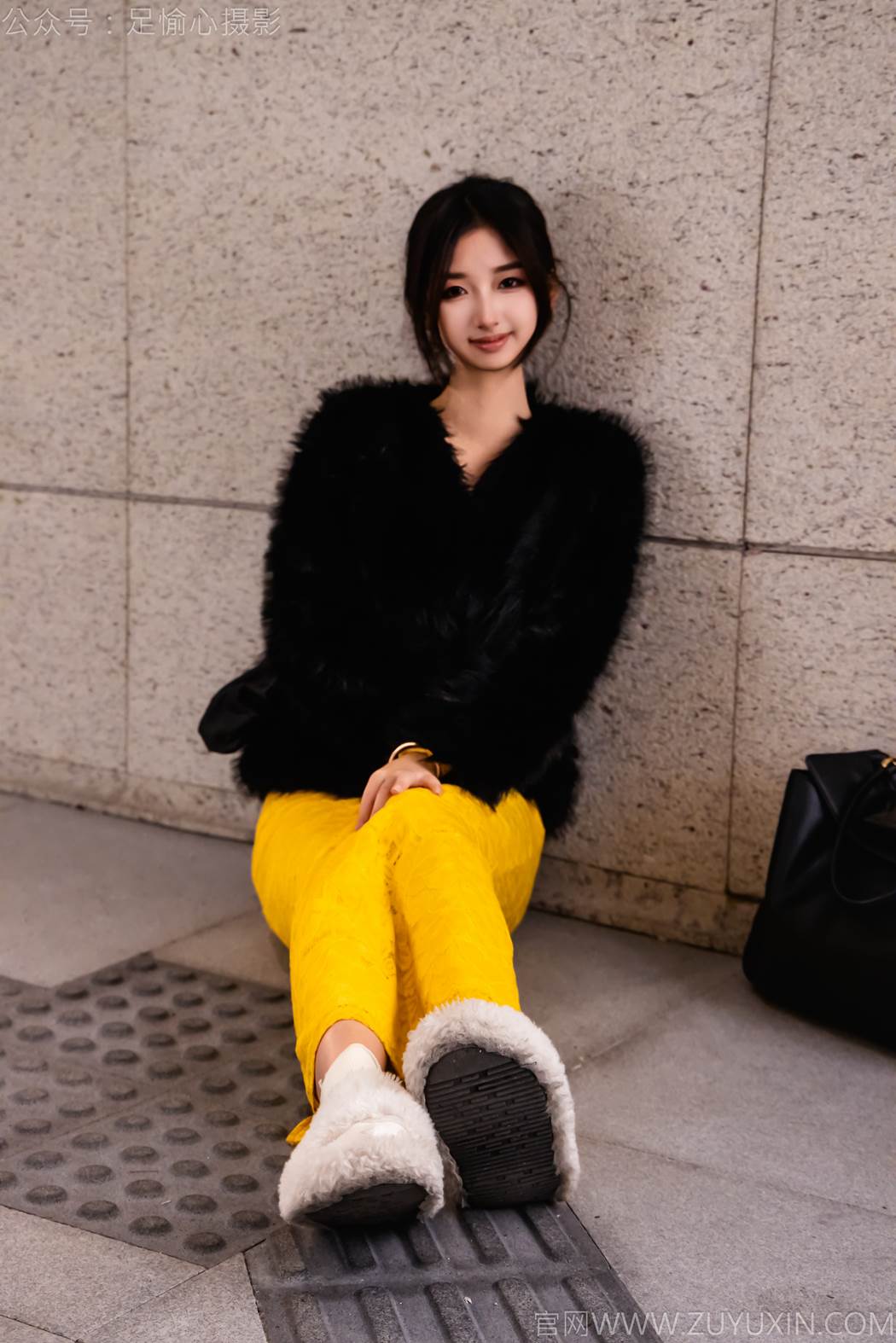 足愉心 NO.010 星朵（搭配：黑色毛衫、黄色连衣裙、绒毛拖鞋、白色棉袜、裸足）[110P/2V/13.6GB]插图