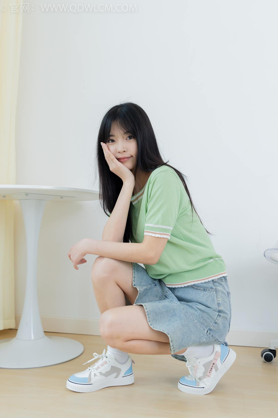 勿恋传媒 NO.2402 茯苓-板鞋、白棉袜、裸足[190P/1V/4.87GB]插图2