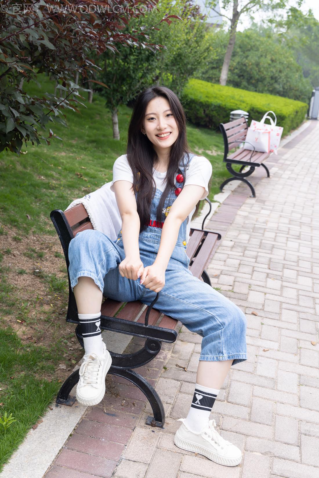 勿恋传媒 NO.2407 奶糖-帆布鞋、自然穿脏白棉袜、裸足[160P/1V/4.39GB]插图1