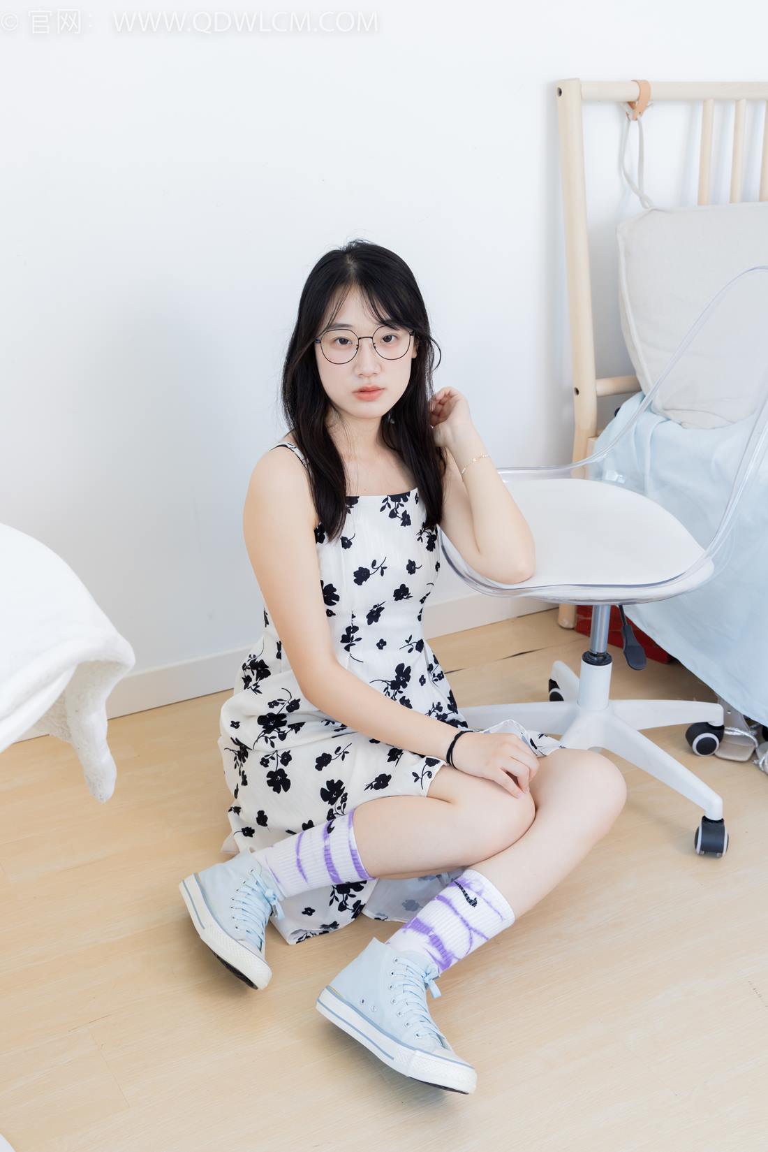 勿恋传媒 NO.2403 小椿-帆布鞋、白紫棉袜、裸足[155P/1V/3.55GB]插图2