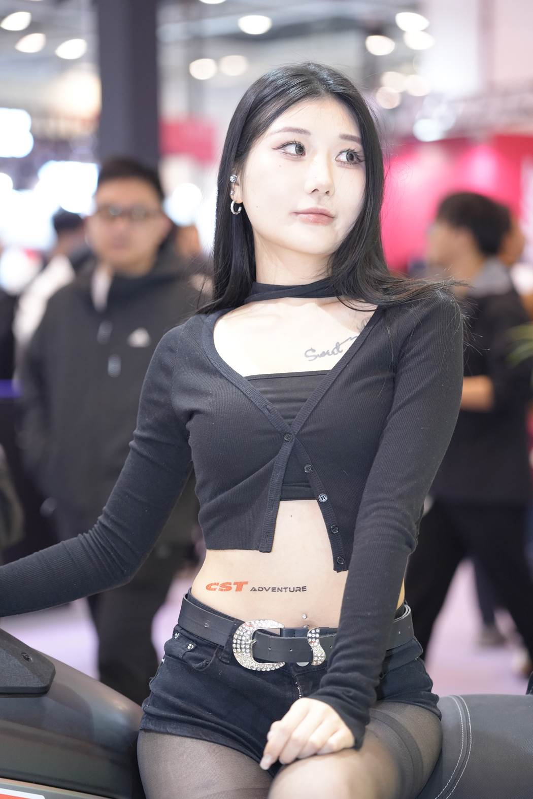 精选街拍作品 NO.5874 黑色短裤小闪困困[52P/89MB]插图1