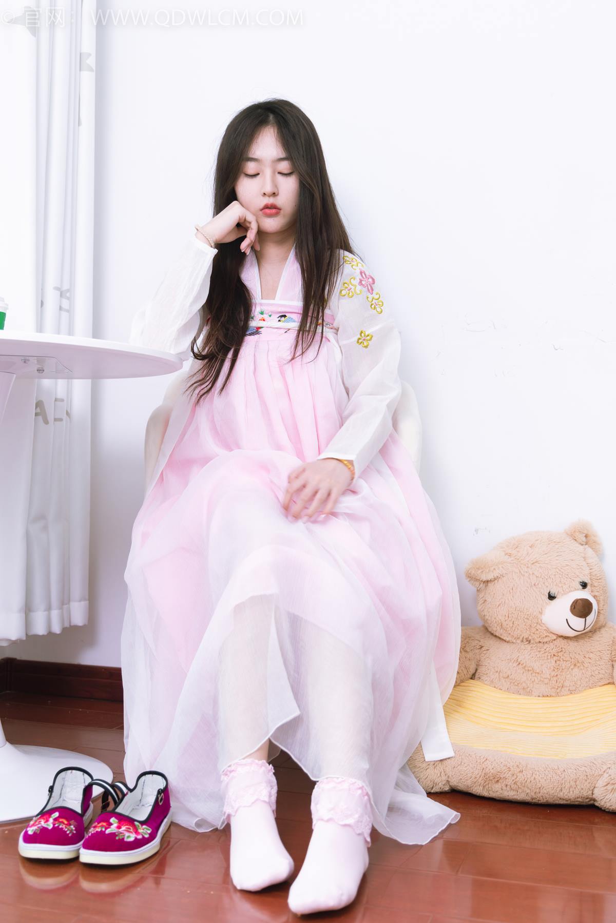 勿恋传媒 NO.2397 美兔-汉服、布鞋、粉色棉袜[150P/1V/3.88GB]插图2