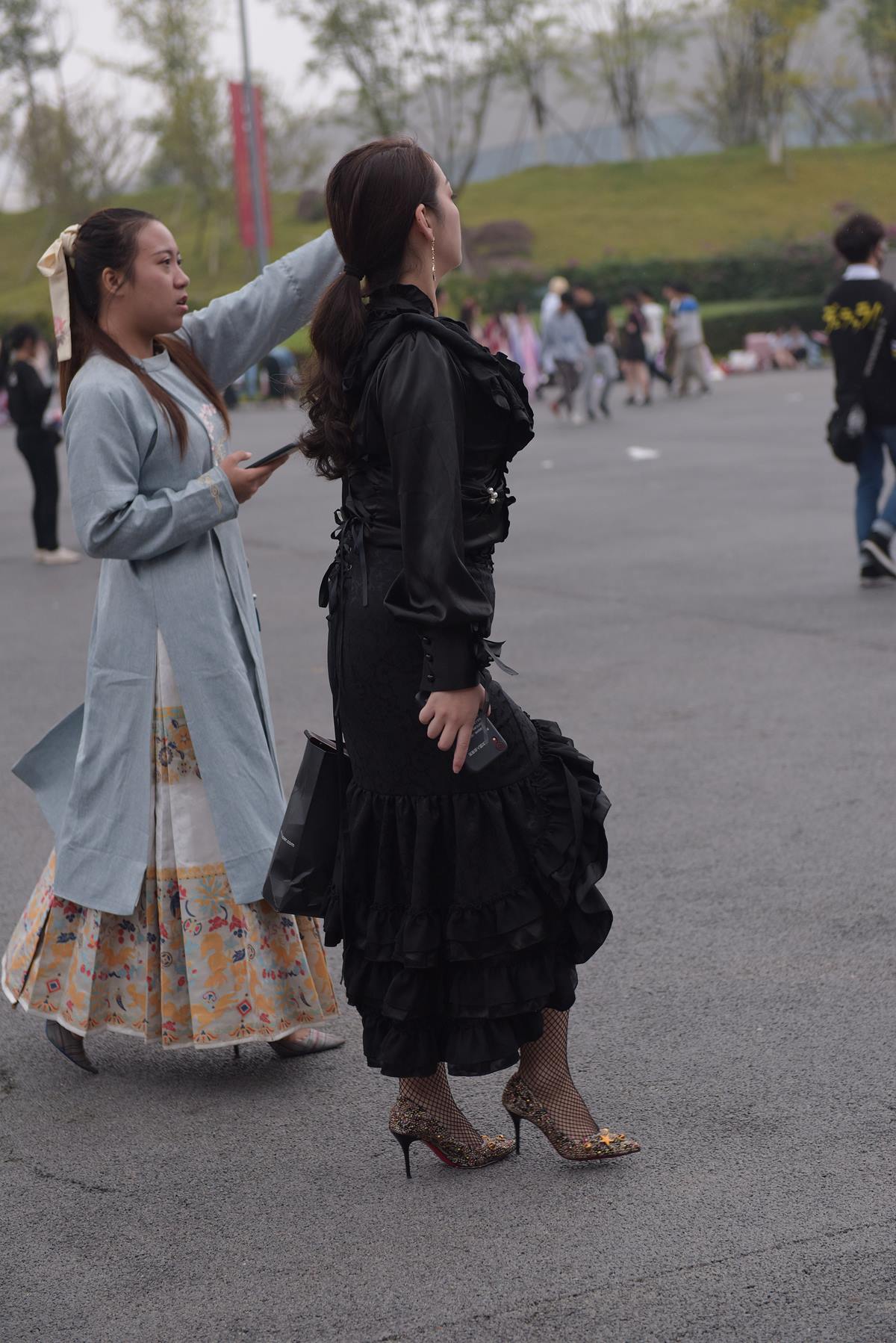 精选街拍作品 NO.5825 复古裙时尚黑网[68P/156MB]插图1