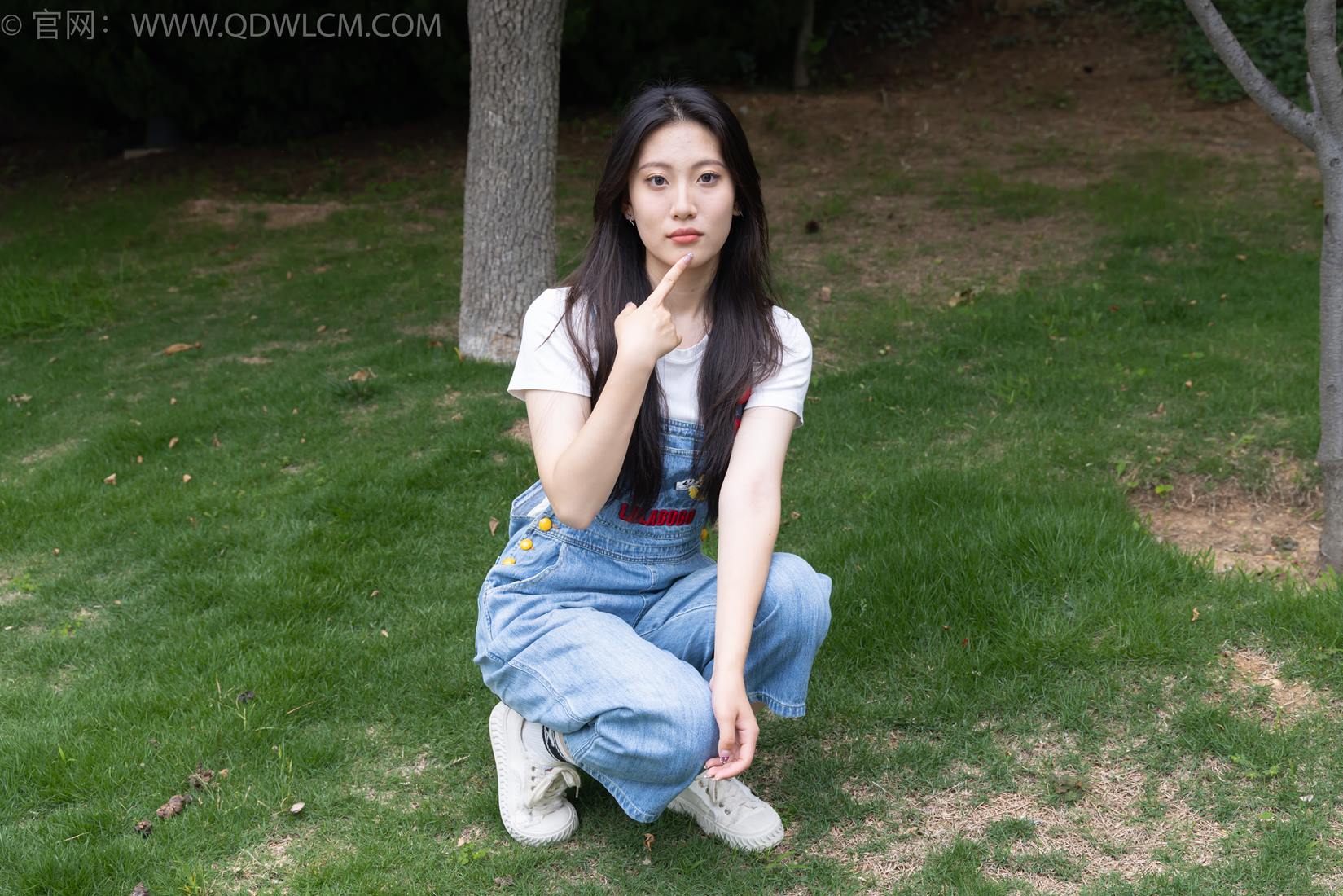 勿恋传媒 NO.2407 奶糖-帆布鞋、自然穿脏白棉袜、裸足[160P/1V/4.39GB]插图2