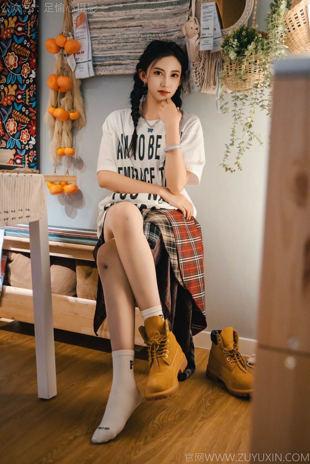 足愉心 NO.015 可乐（搭配：红色夹克、白T、短裙、马丁靴、肉丝色袜、白棉袜）[120P/2V/12.8GB]插图1