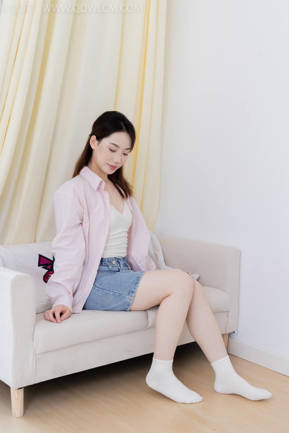 勿恋传媒 NO.2395 荔枝-板鞋、白棉袜、裸足[150P/1V/3.27GB]插图3