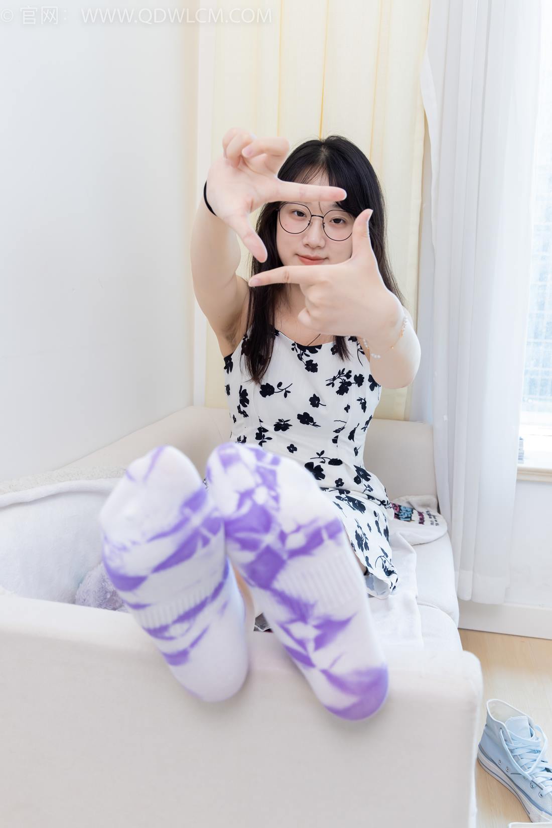 勿恋传媒 NO.2403 小椿-帆布鞋、白紫棉袜、裸足[155P/1V/3.55GB]插图3