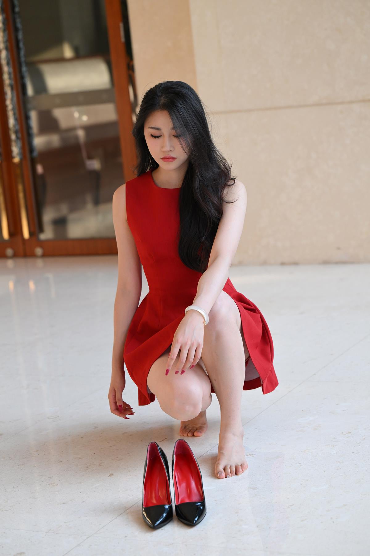 精选街拍作品 NO.5816 亮眼红裙高跟[91P/198MB]插图1