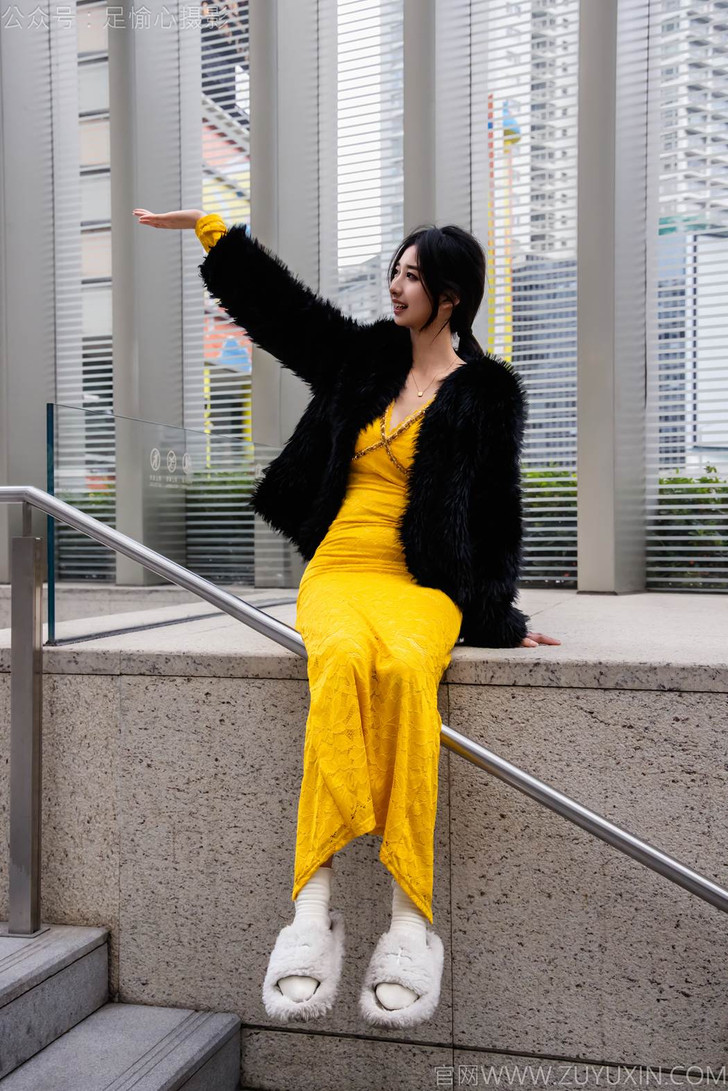 足愉心 NO.010 星朵（搭配：黑色毛衫、黄色连衣裙、绒毛拖鞋、白色棉袜、裸足）[110P/2V/13.6GB]插图2