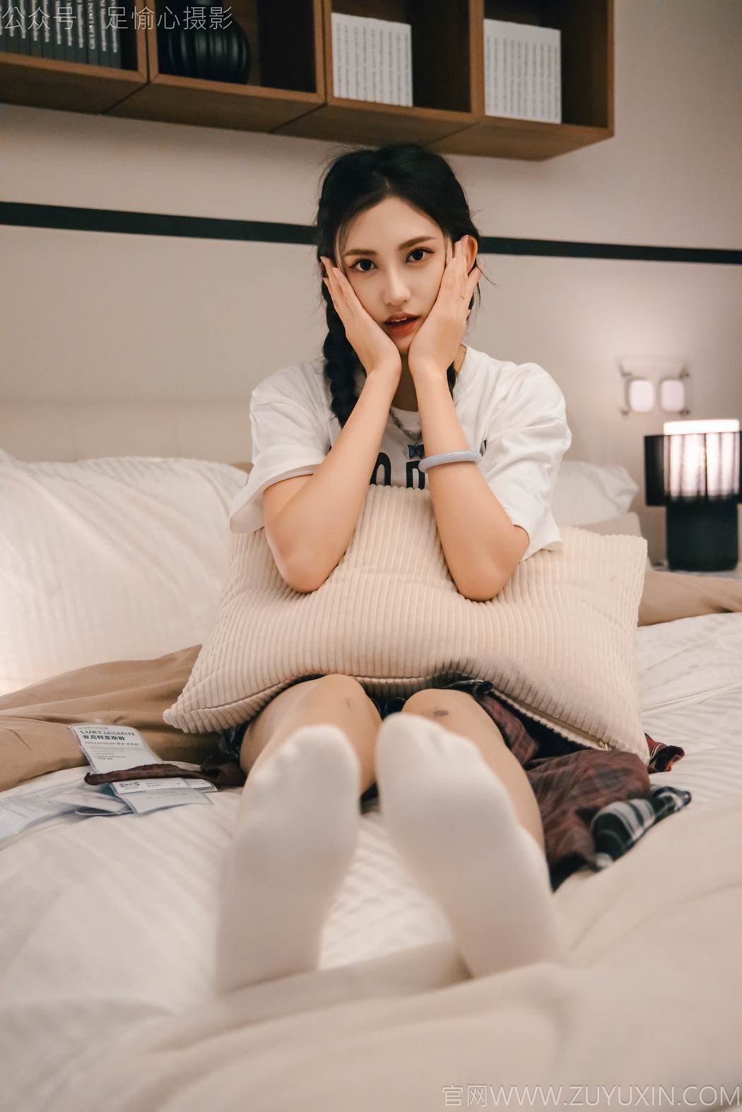 足愉心 NO.015 可乐（搭配：红色夹克、白T、短裙、马丁靴、肉丝色袜、白棉袜）[120P/2V/12.8GB]插图