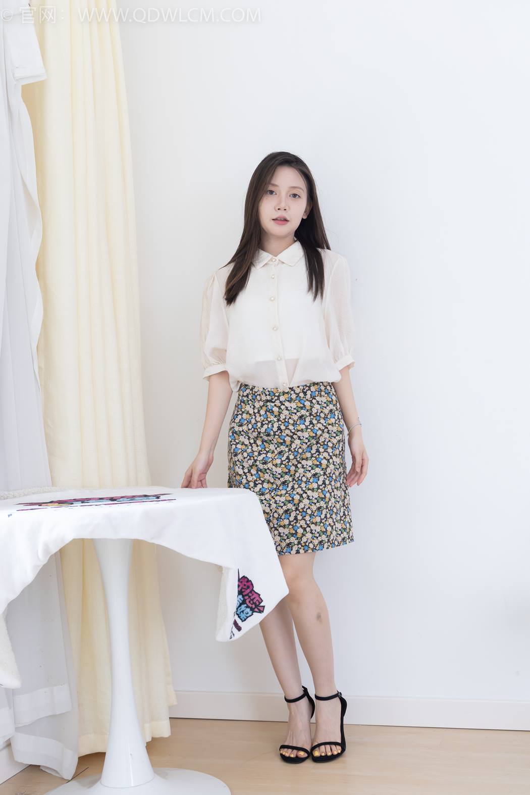 勿恋传媒 NO.2409 小曦-三双高跟鞋、薄肉丝、裸足[155P/1V/5.73GB]插图