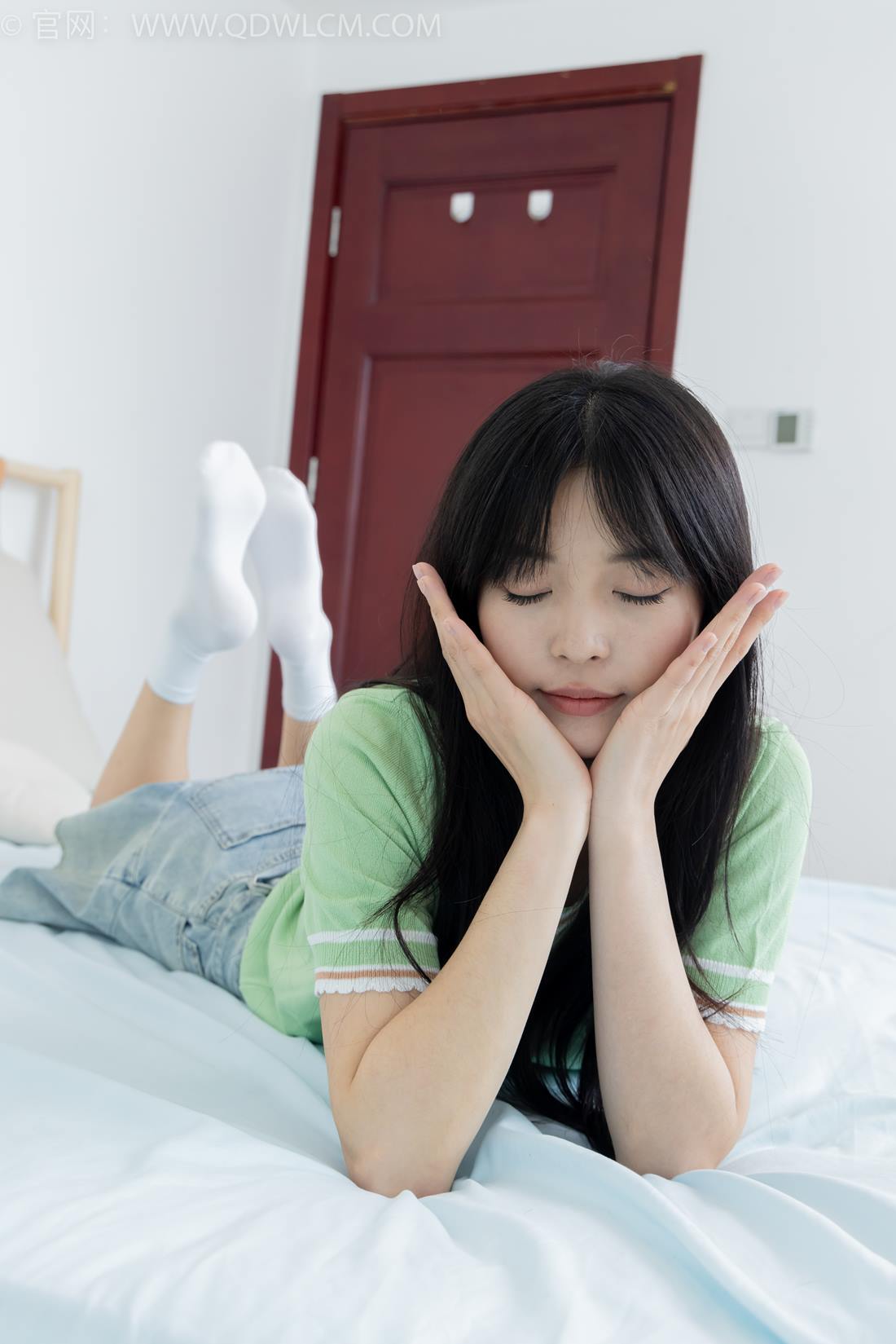 勿恋传媒 NO.2402 茯苓-板鞋、白棉袜、裸足[190P/1V/4.87GB]插图3