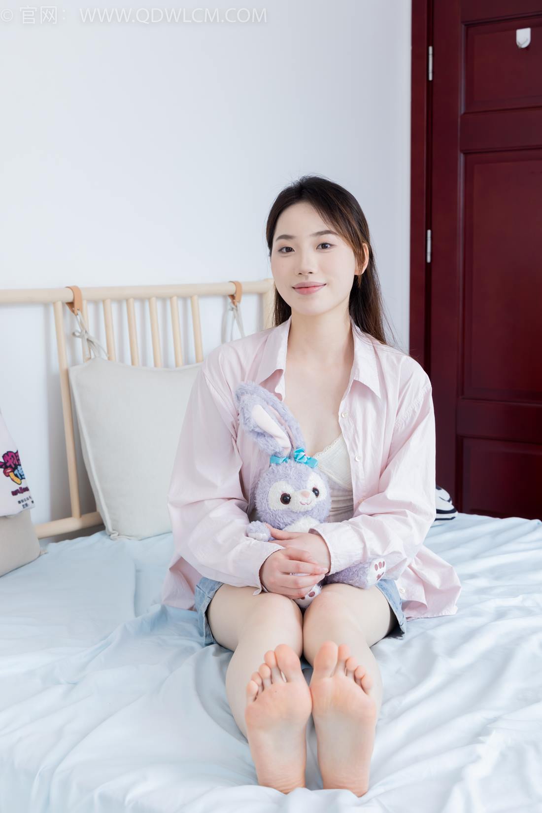 勿恋传媒 NO.2395 荔枝-板鞋、白棉袜、裸足[150P/1V/3.27GB]插图1