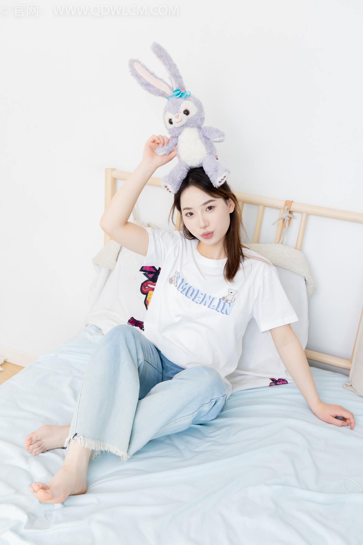 勿恋传媒 NO.2390 荔枝-帆布鞋、短白棉袜、裸足[150P/1V/3.66GB]插图1