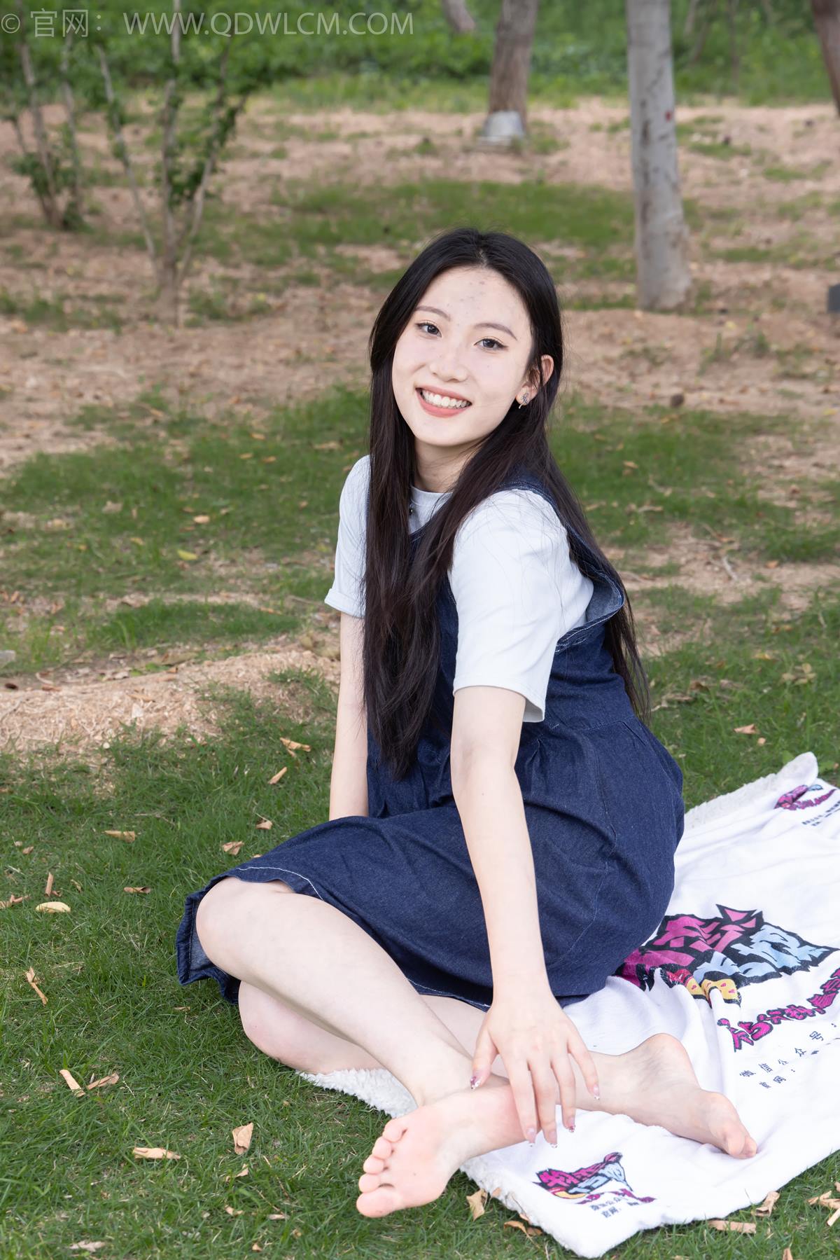 勿恋传媒 NO.2393 奶糖-帆布鞋、白棉袜、裸足[160P/1V/4.07GB]插图2