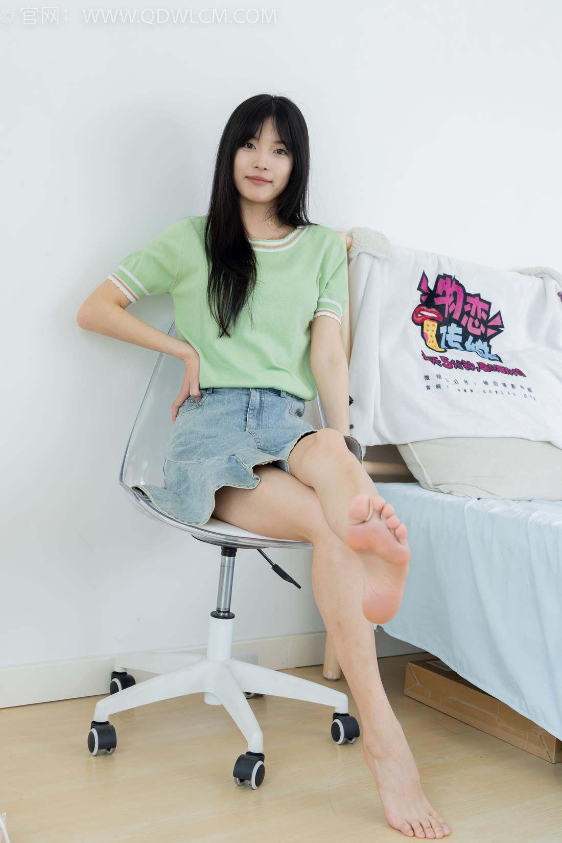 勿恋传媒 NO.2402 茯苓-板鞋、白棉袜、裸足[190P/1V/4.87GB]插图