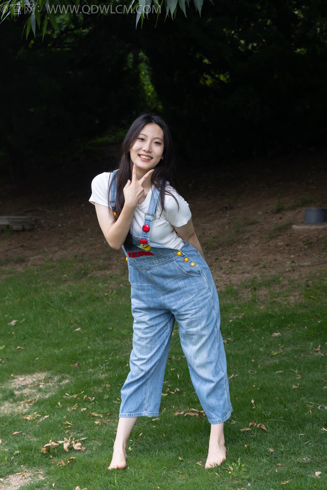 勿恋传媒 NO.2407 奶糖-帆布鞋、自然穿脏白棉袜、裸足[160P/1V/4.39GB]插图