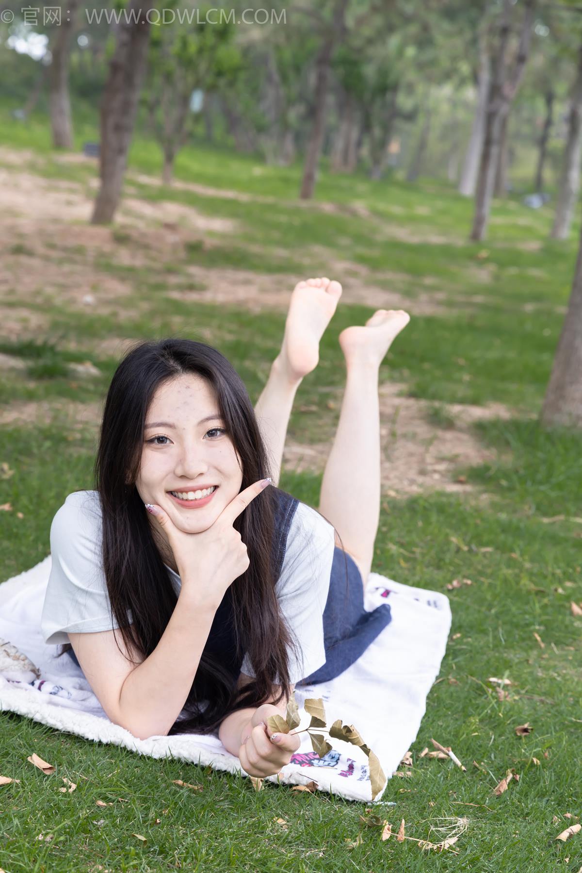 勿恋传媒 NO.2393 奶糖-帆布鞋、白棉袜、裸足[160P/1V/4.07GB]插图3