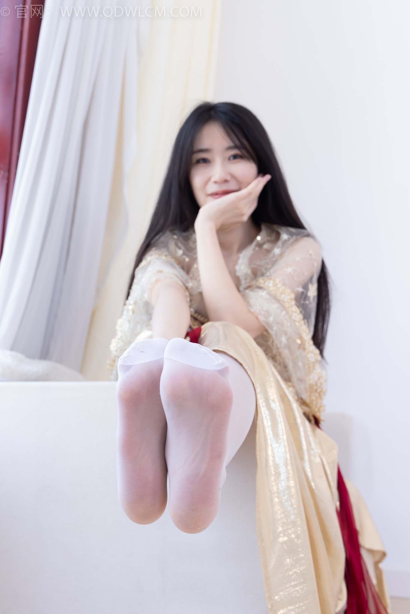 勿恋传媒 2472期 菜菜高跟鞋薄白丝脚尖加固裸足涂精油脚链切糕摆盘[265P/1V/5.23G]插图7