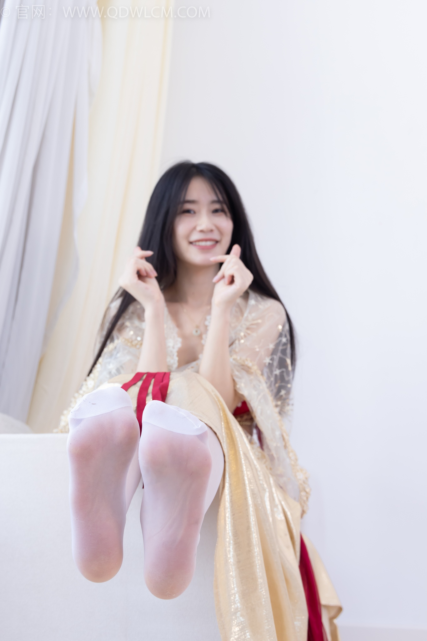 勿恋传媒 2472期 菜菜高跟鞋薄白丝脚尖加固裸足涂精油脚链切糕摆盘[265P/1V/5.23G]插图2