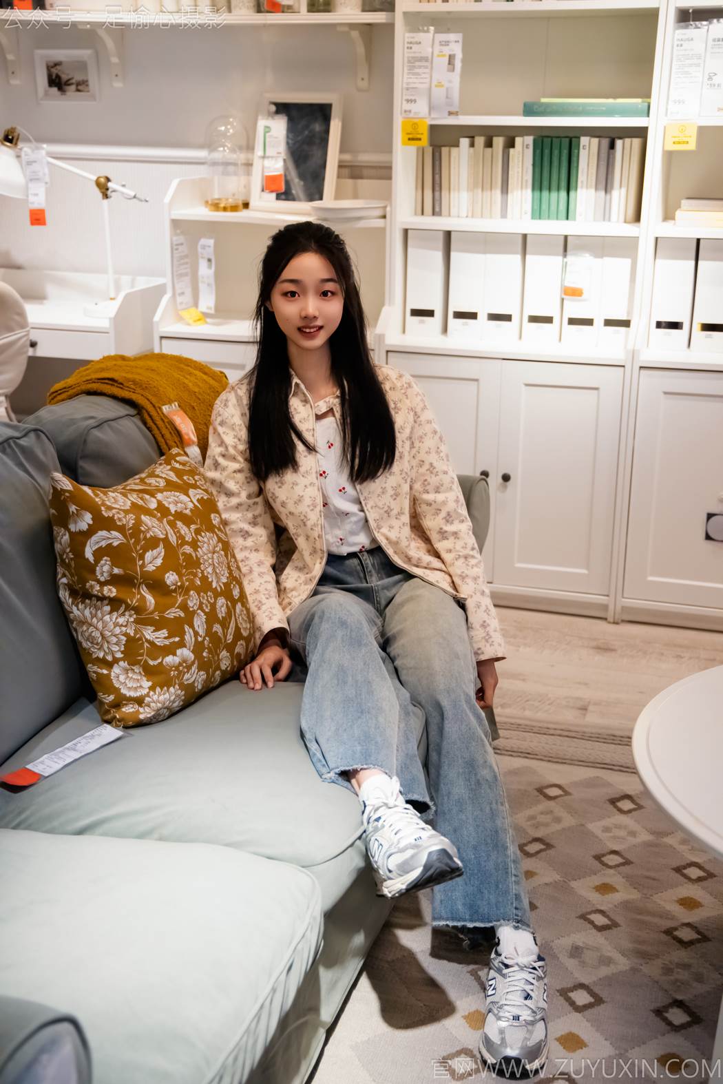 足愉心 NO.012 奶芙（搭配：碎花衬衫、牛仔长裤、运动鞋、白色棉袜、裸足）[110P/2V/14.5GB]插图1